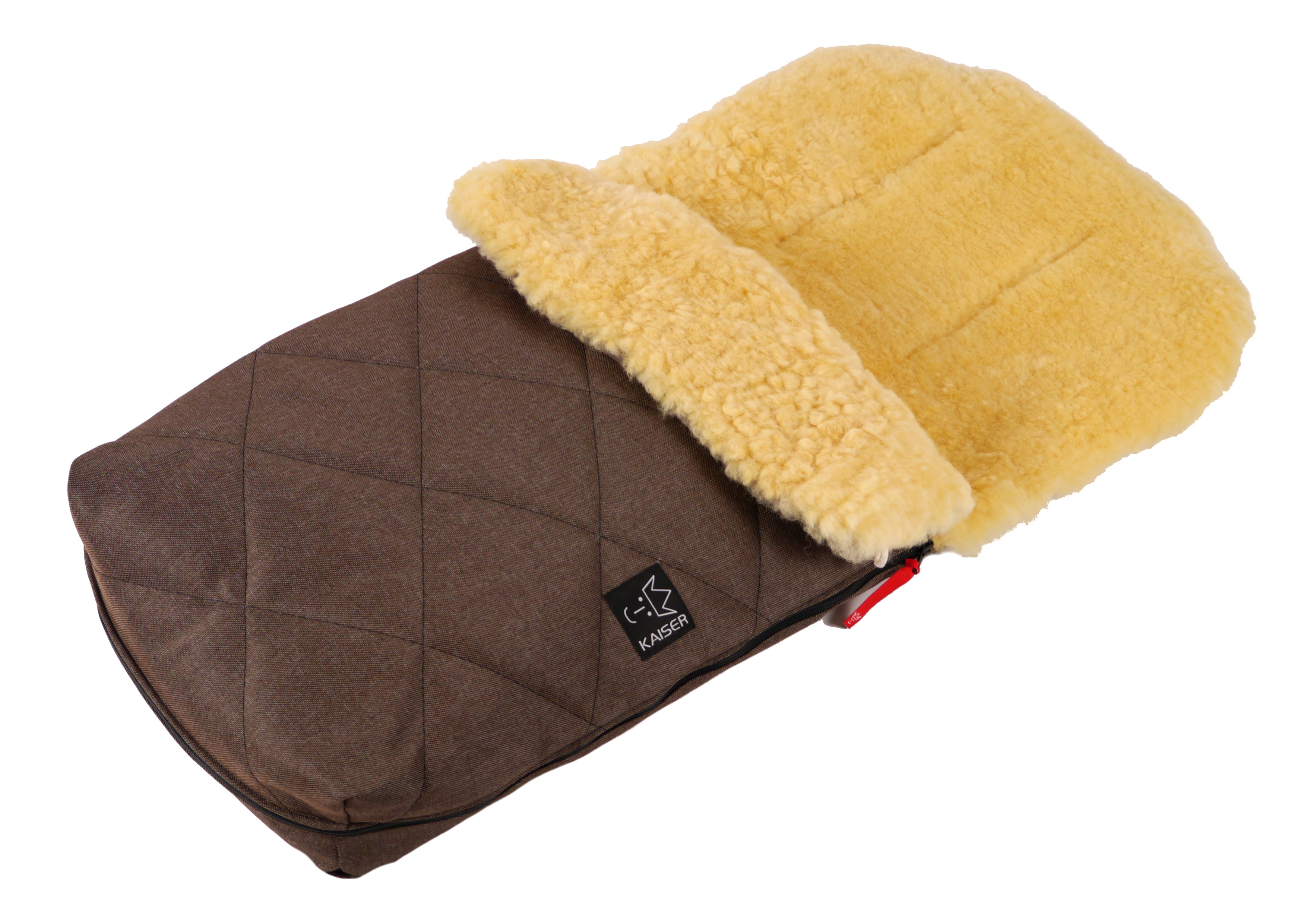 Fußsack mit dem Lammfell-Innenfutter in der Farbe brown melange  und schwarzem „Kaiser“-Logo auf der Vorderseite liegt quer