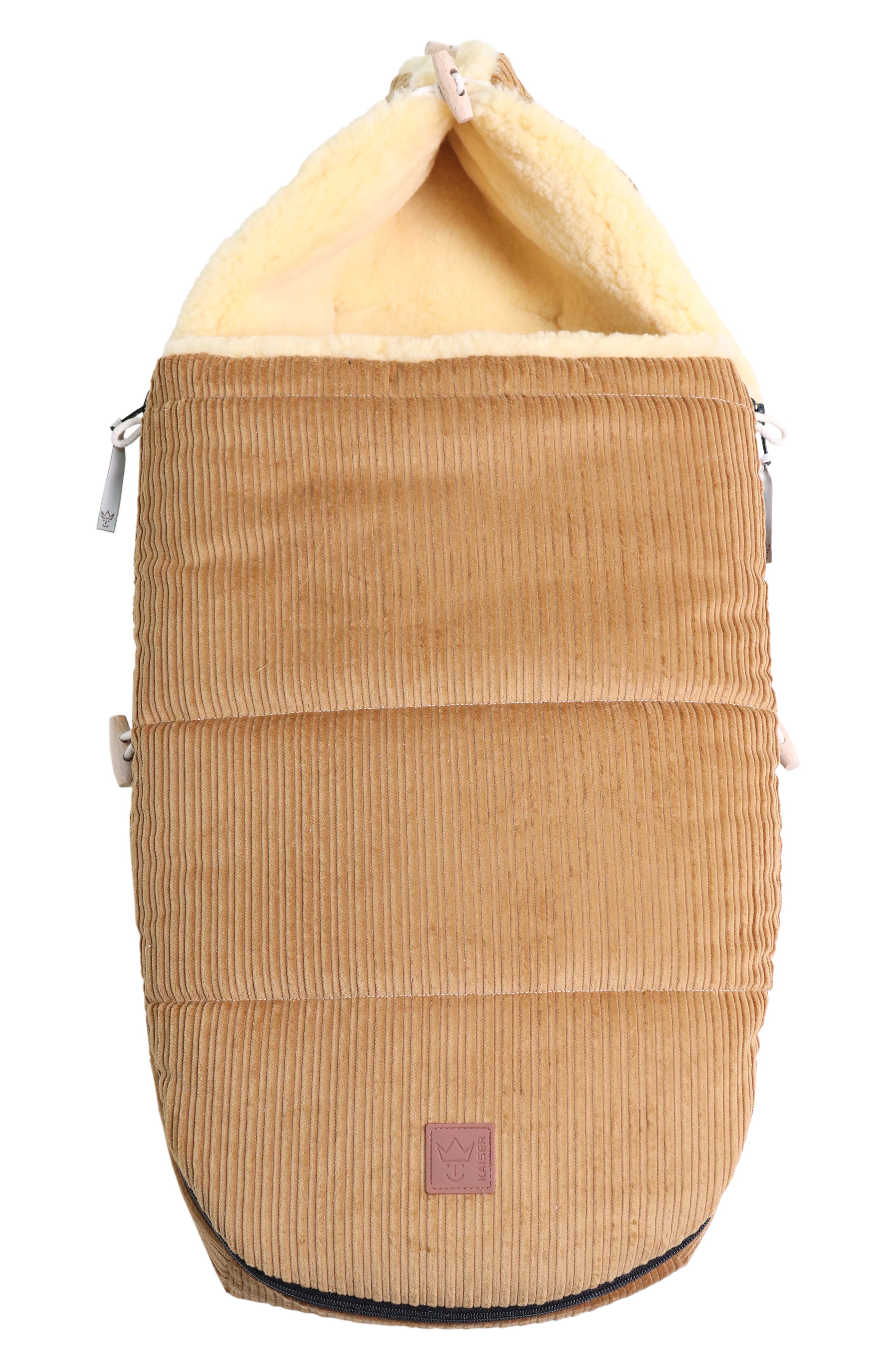 FILIA CORD Babyschalen Fußsack mit Lammfell in der Farbe camel, Stoffdetail Cord und Lammfell sichtbar