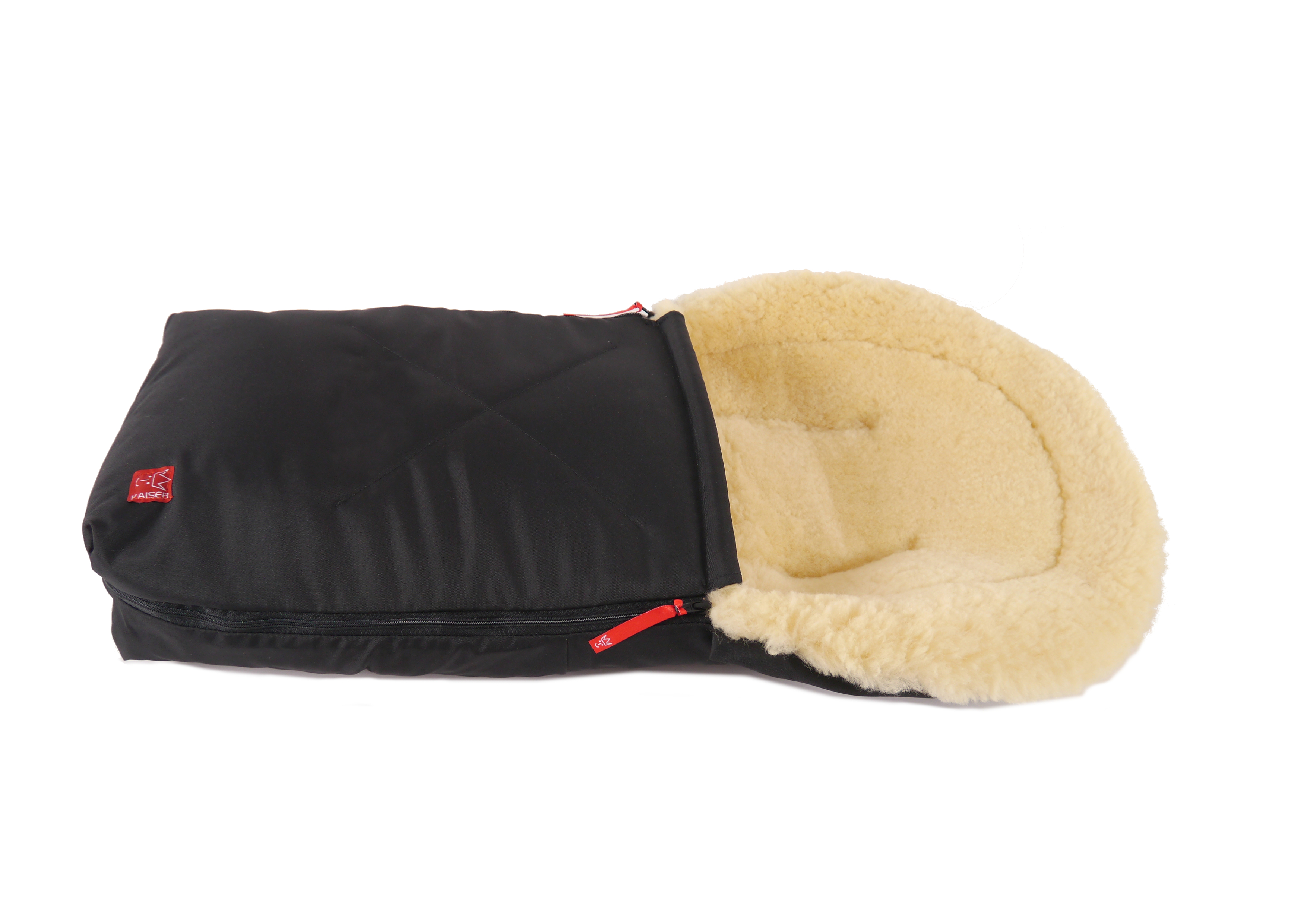 Lammfell-Fußsack von Kaiser, liegend, seitlich geöffnet