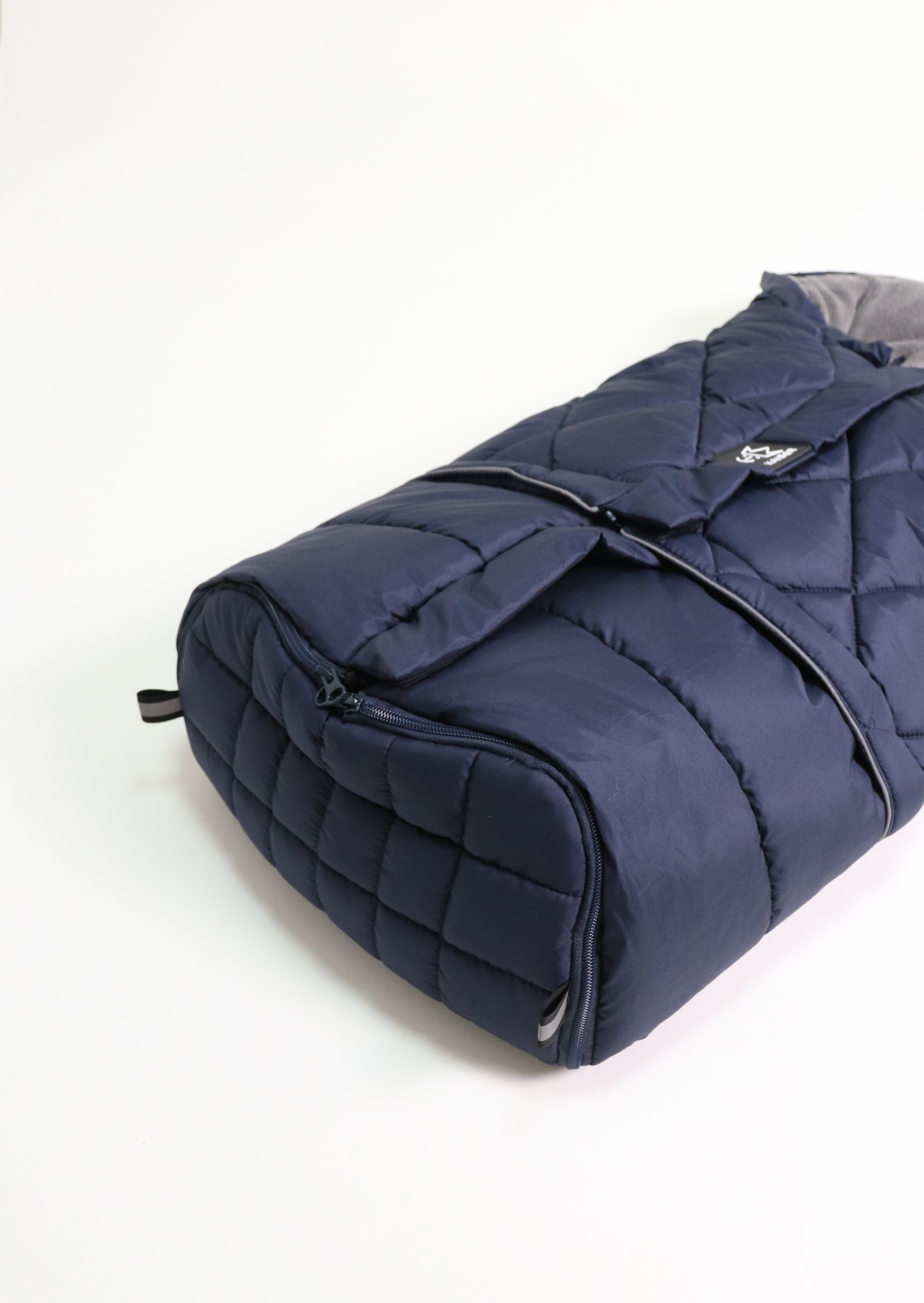 Detailaufnahme eines Fußsacks in der Farbe navy mit seitlichem Reißverschluss und gestepptem Bodenbereich.