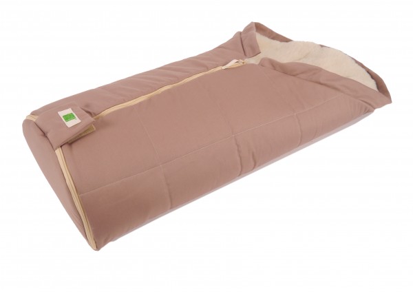 Seitenansicht Winterfußsack in der Farbe sand für Kinderwagen mit Lammfell