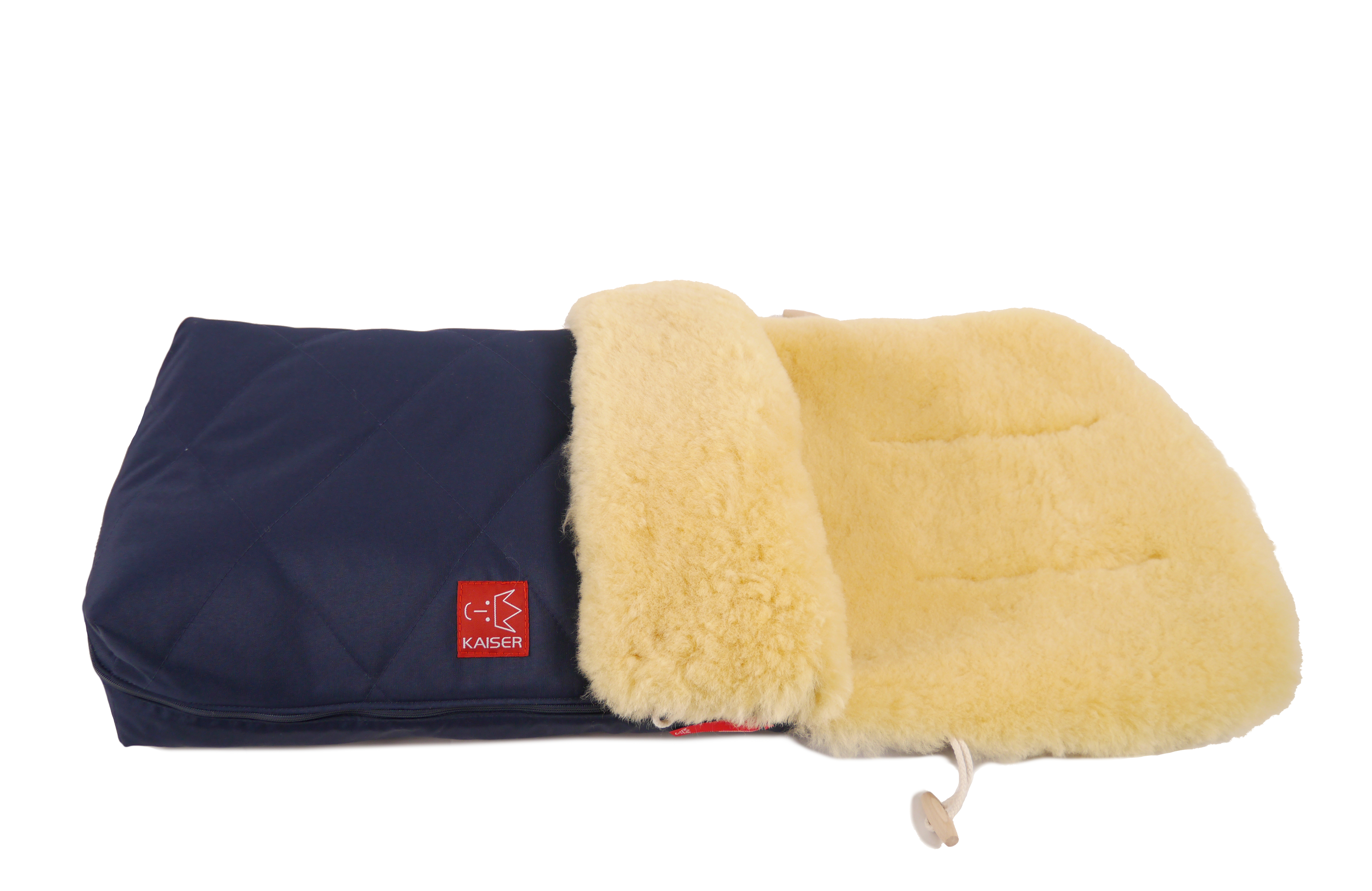 NATURA Lammfell Kinderwagen Fußsack Fußsack mit dem Lammfell-Innenfutter in der Farbe Navy und rotem „Kaiser“-Logo auf der Vorderseite liegt horizontal