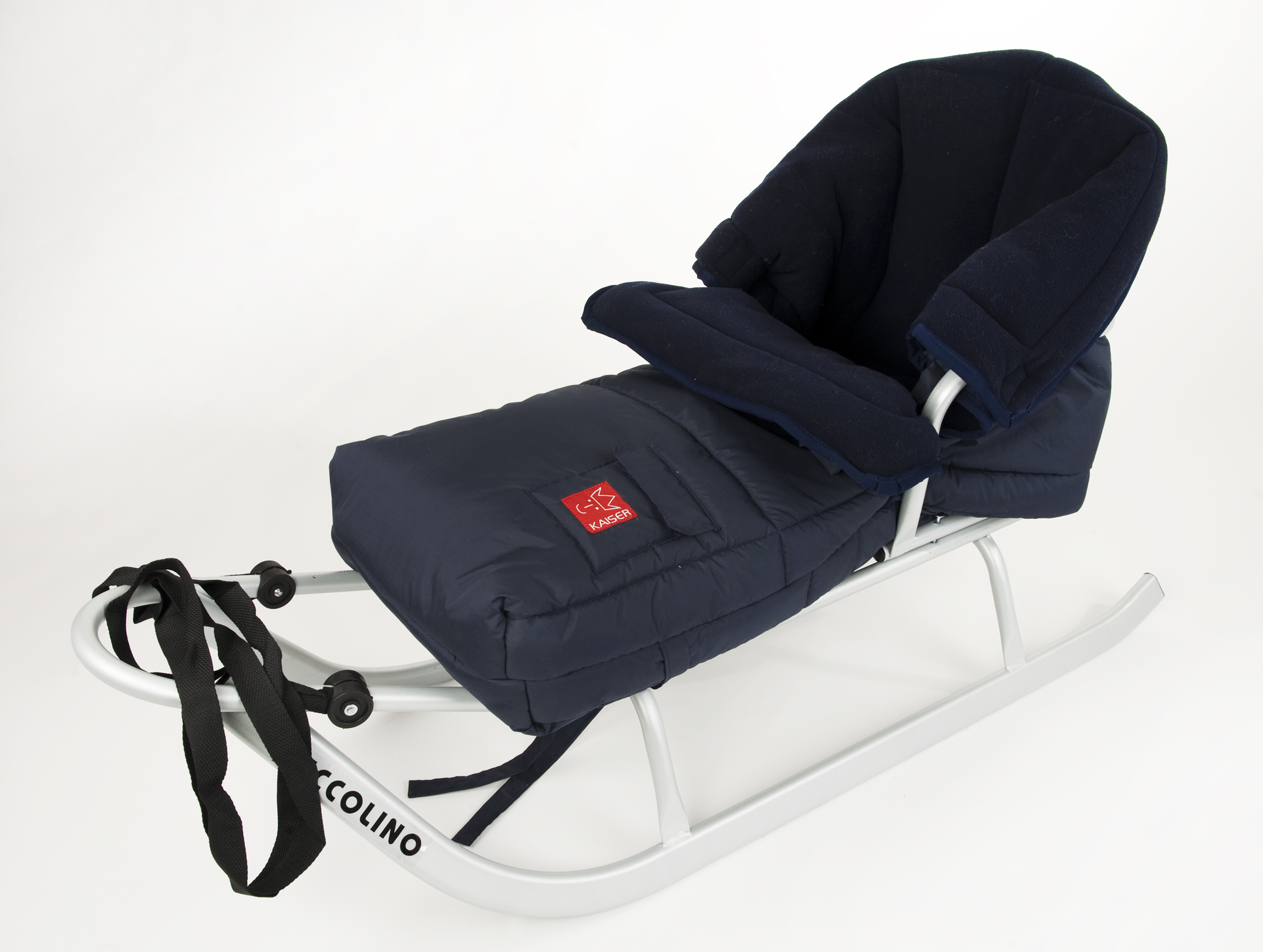 SCHLITTI Ein dunkel-blauer Thermo-Fußsack mit weichem Innenfutter ist auf einem weißen Kinderschlitten befestigt.