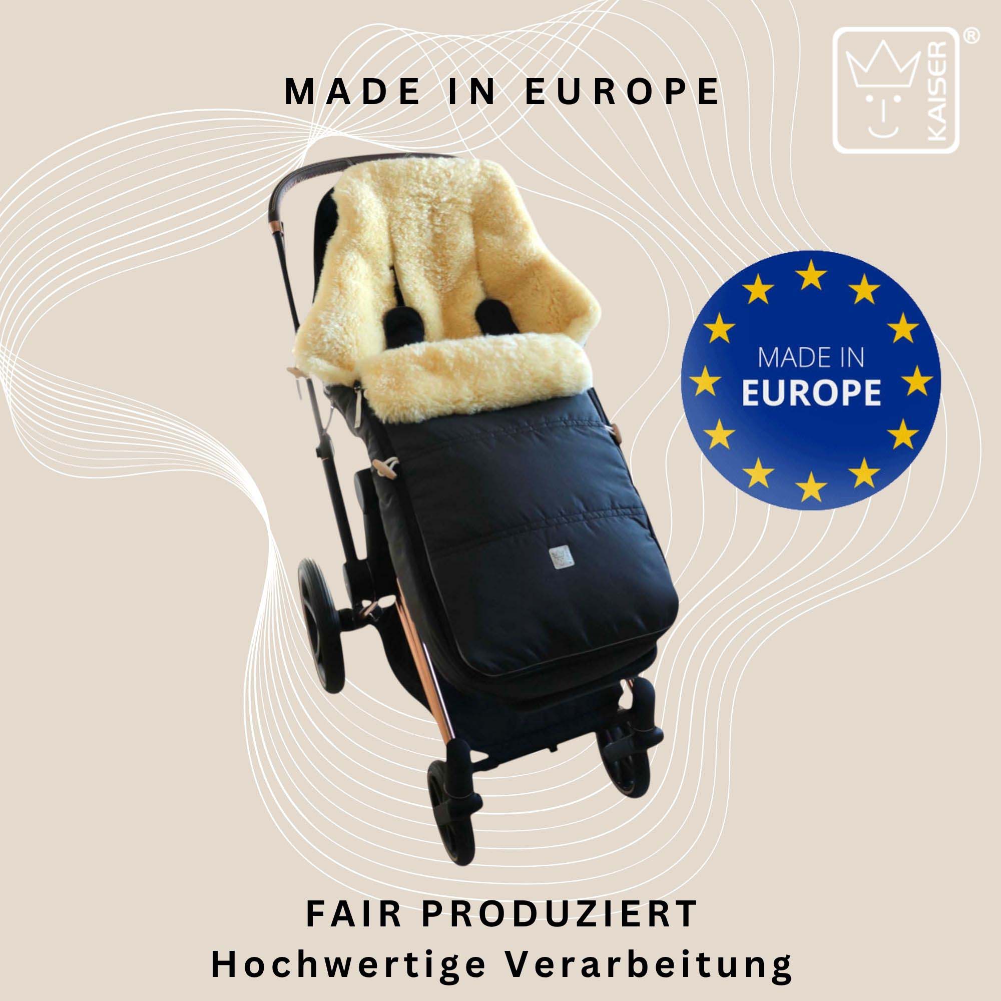 Fußsack im Kinderwagen mit Label „Made in Europe“ und Hinweis auf faire, hochwertige Produktion.