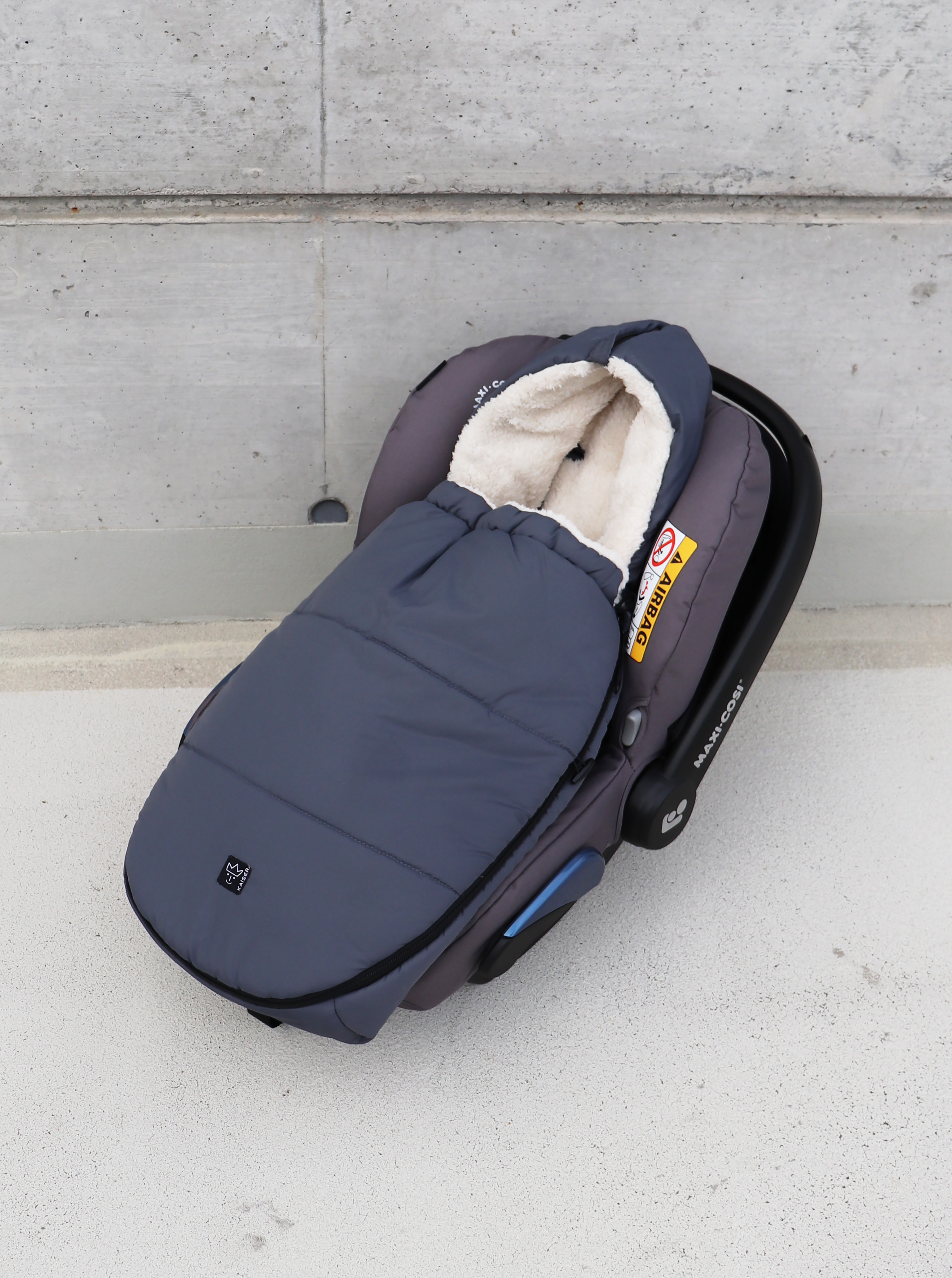Fußsack mit weißem Fleece-Innenfutter in der Farbe anthracite in Babyschale