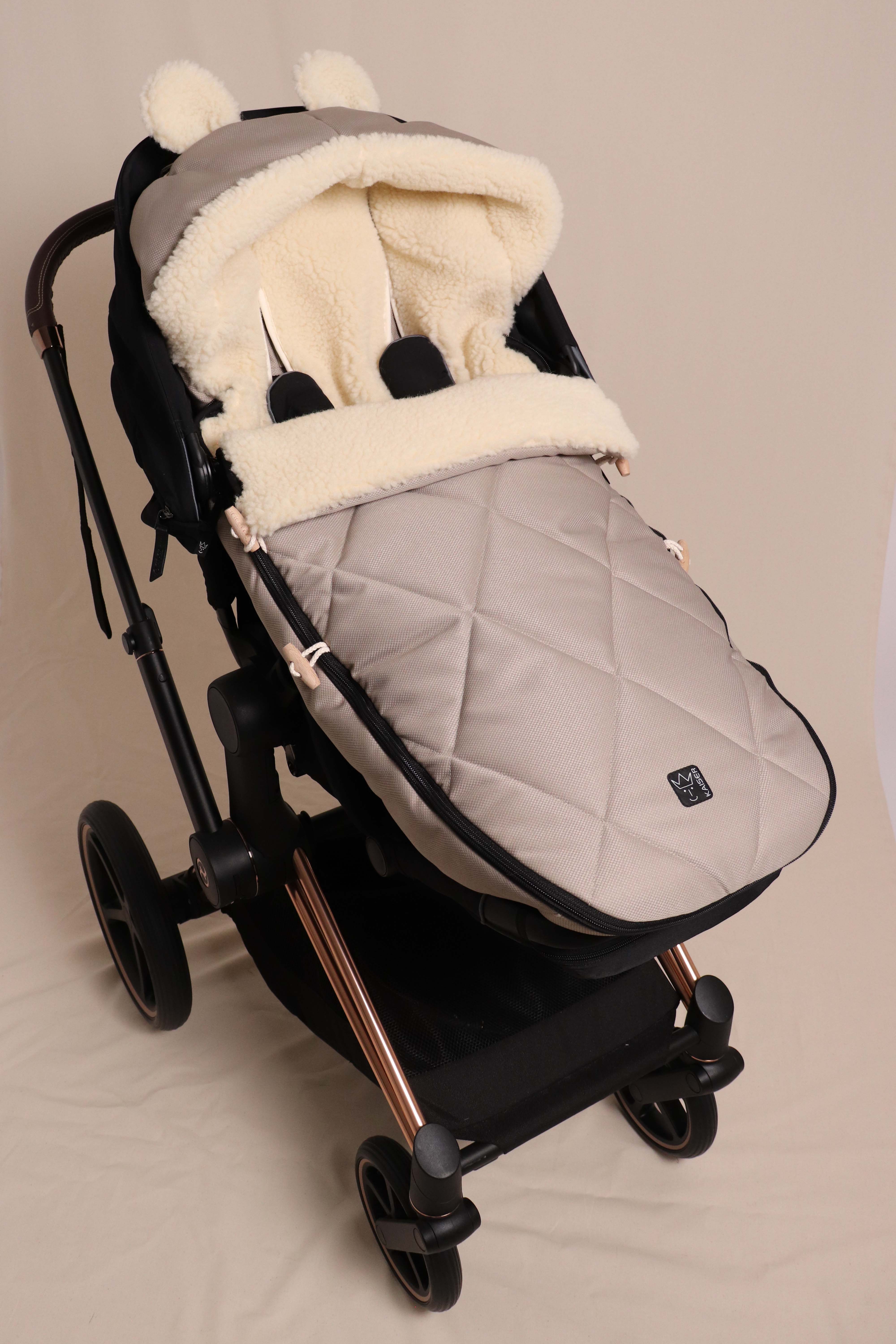 Geschlossener Fußsack in angora mit Schafwolle-Innenfutter ist in einem Kinderwagen eingesetzt