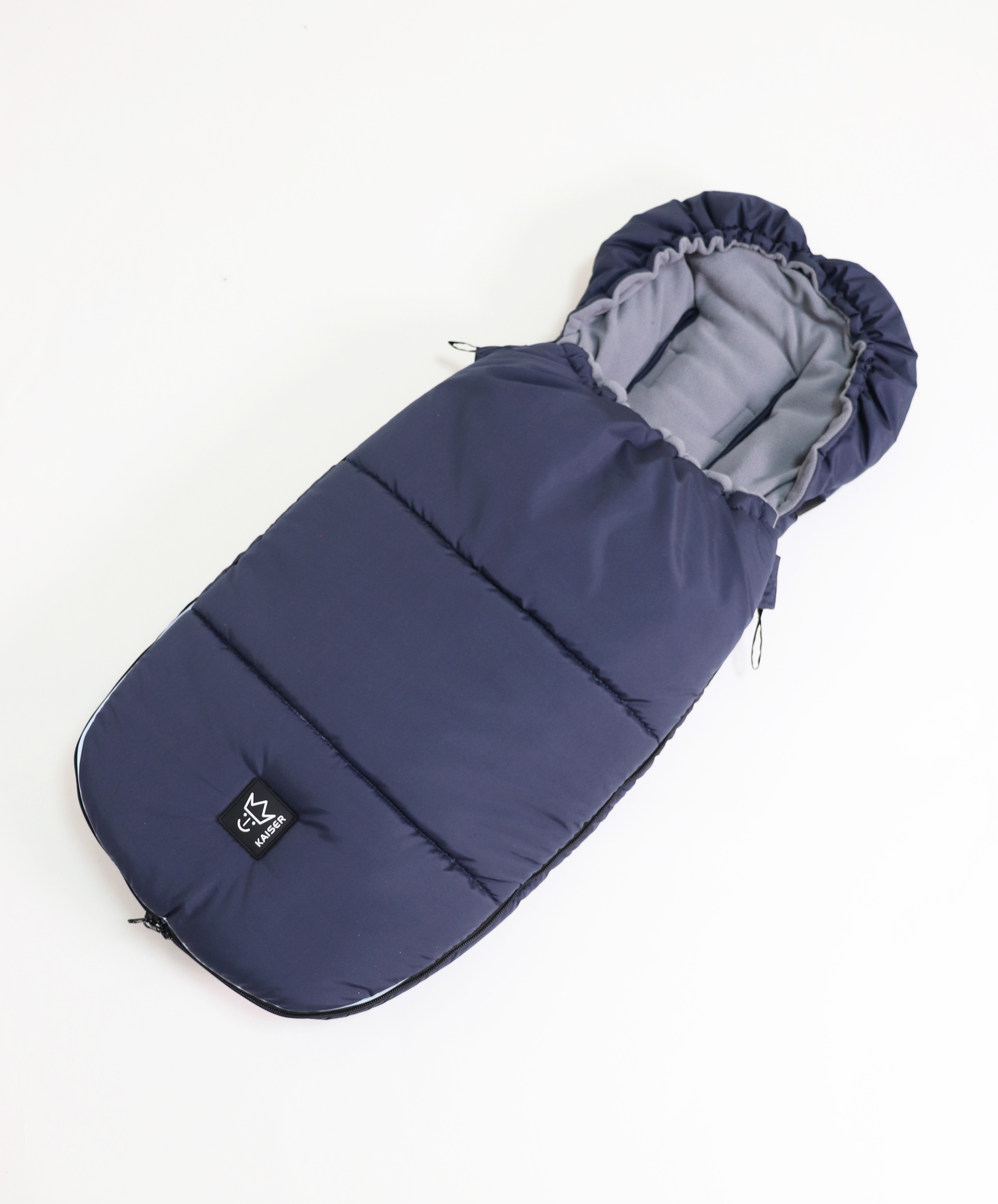 Thermofußsack LUKKY in der Farbe navy mit schwarzem Logo liegt quer