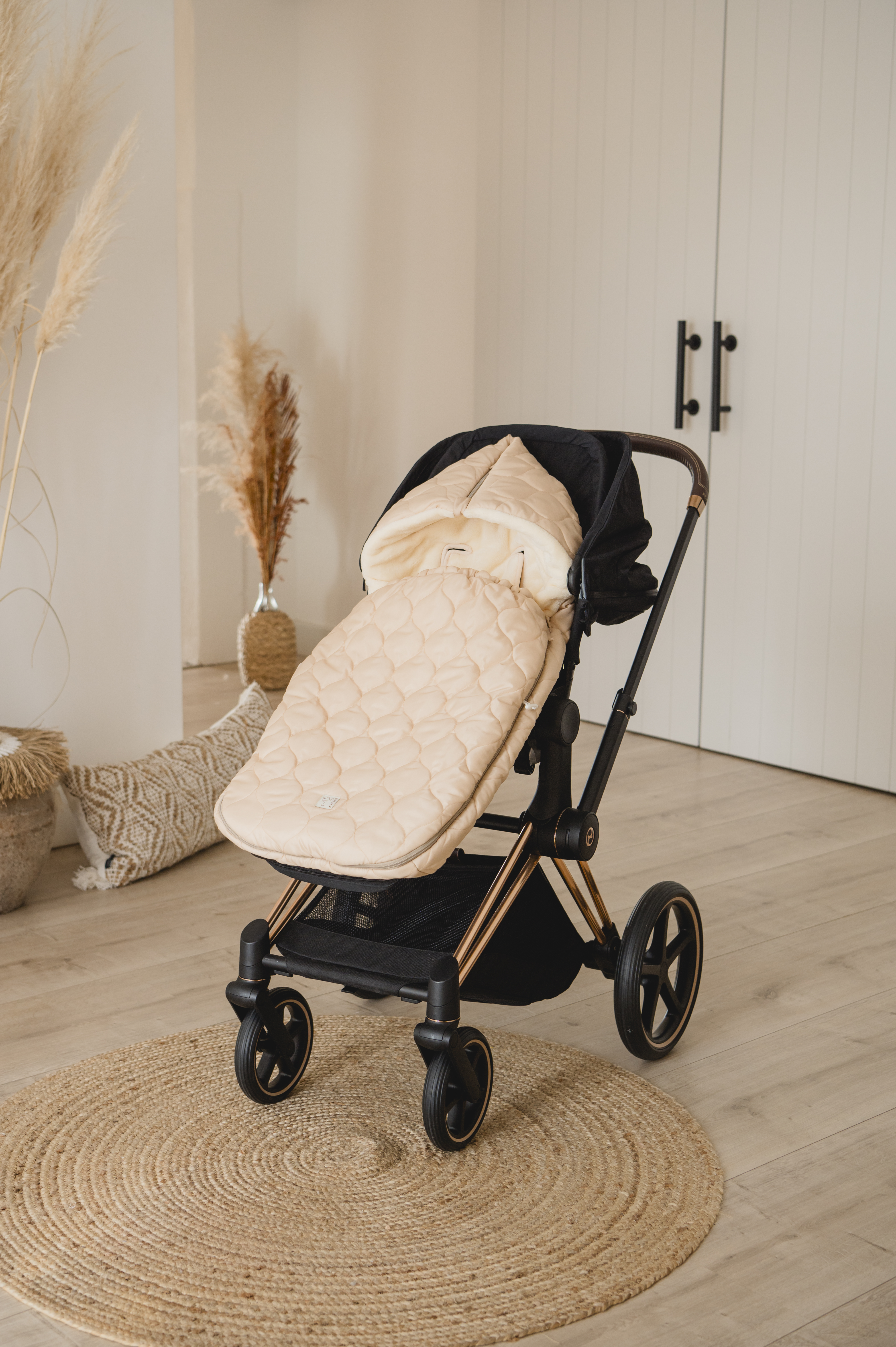 Fußsack in der Farbe sand-cream in einem Kinderwagen eingesetzt