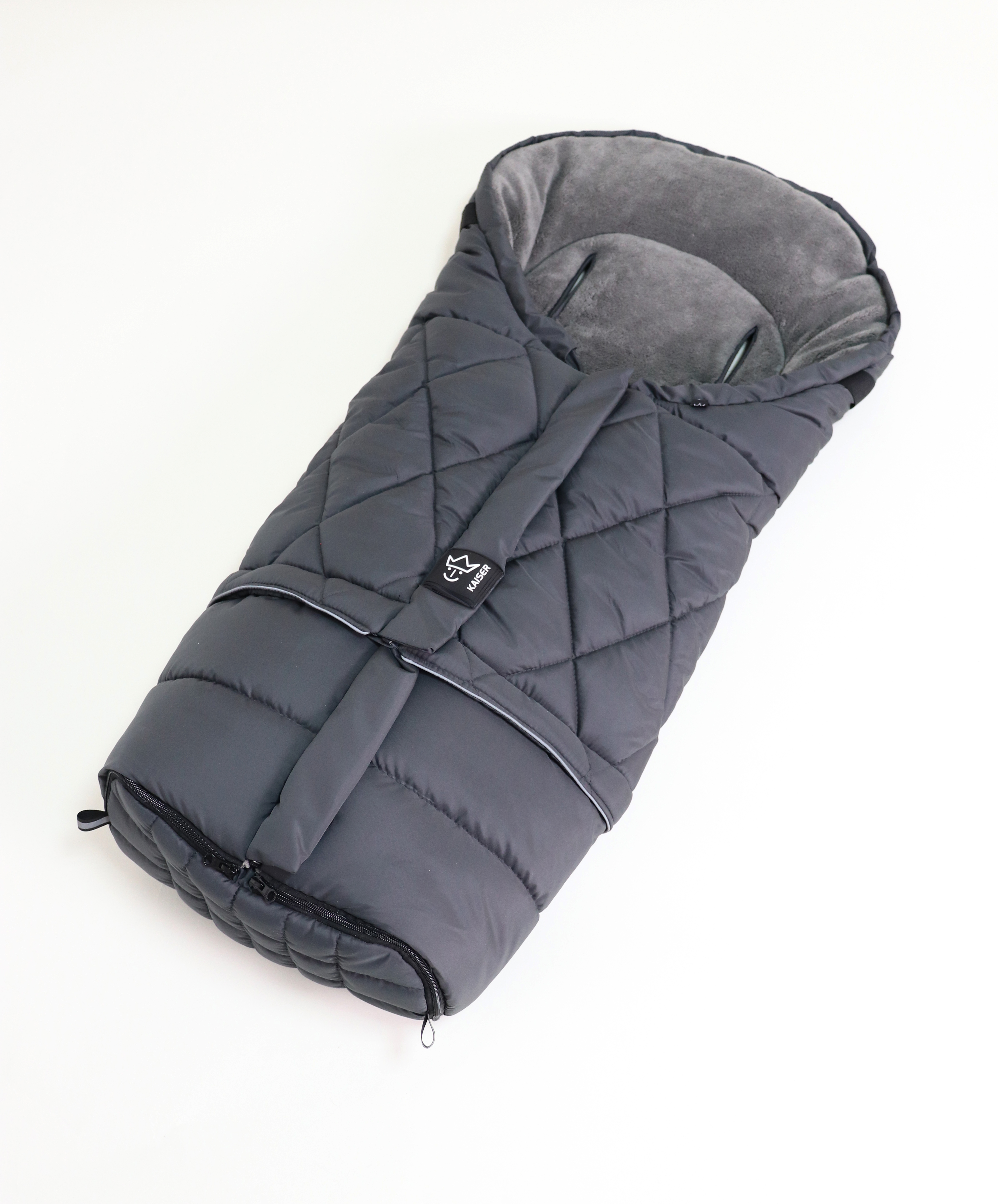 Fußsack mit einem Sherpa-Futter in der Farbe anthrazit liegt quer