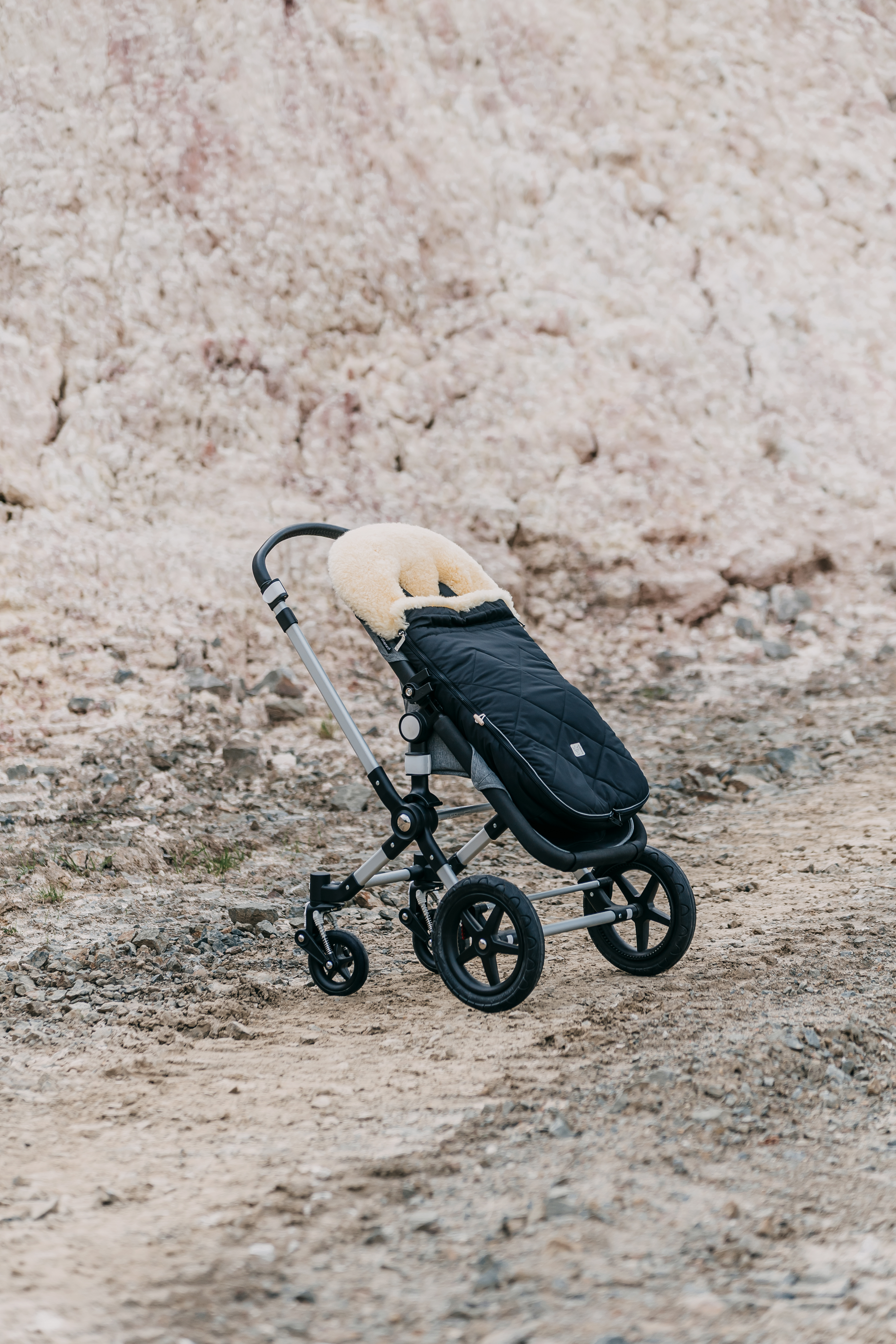 Fußsack mit Lammfell ist atmungsaktiv, wasserabweisend und schützt vor Wind und Regen.