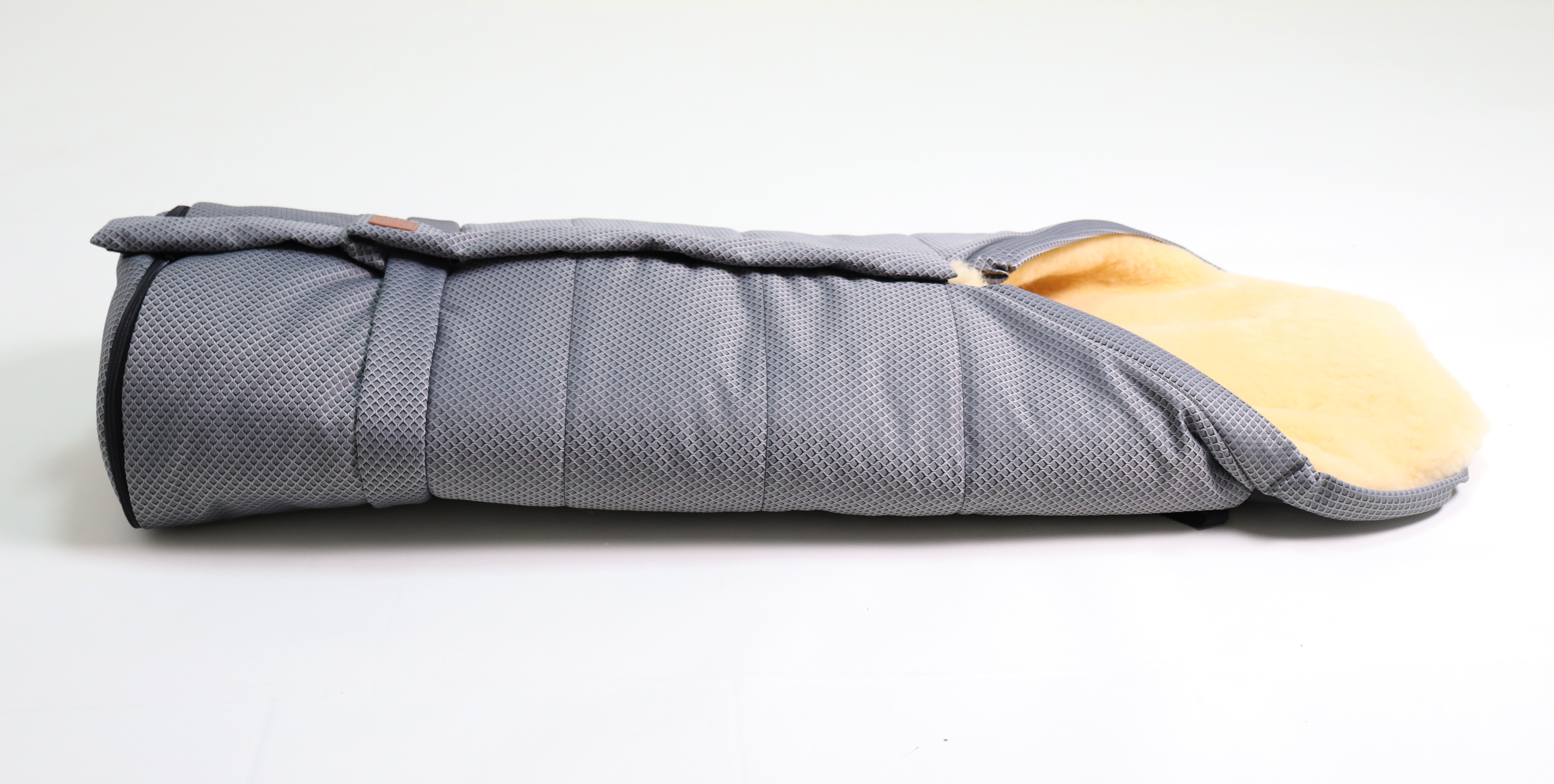 JONA 2in1 Lammfellfußsack Fußsack mit dem Lammfell-Innenfutter in der Farbe anthracite waffle liegt horizontal