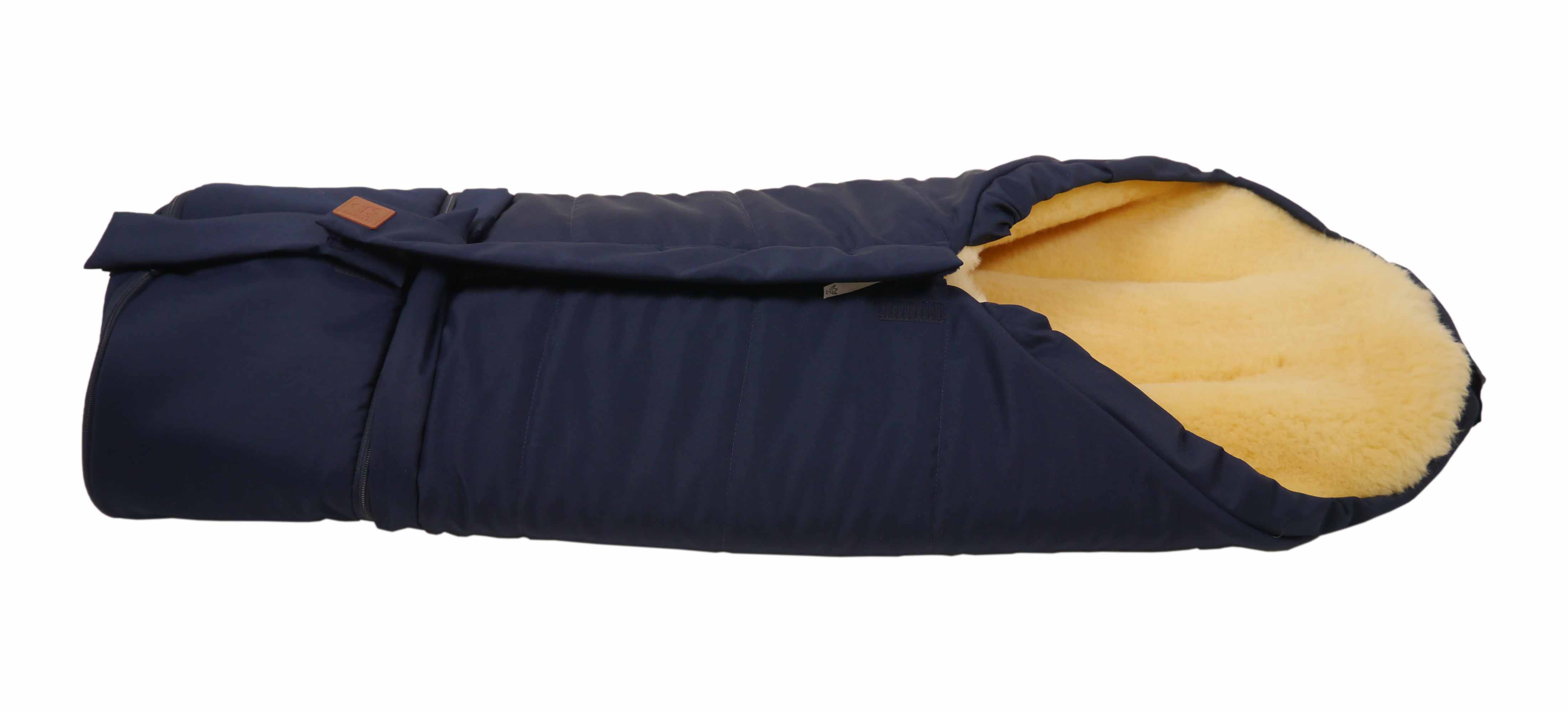 Fußsack mit dem Lammfell-Innenfutter in der Farbe navy liegt horizontal