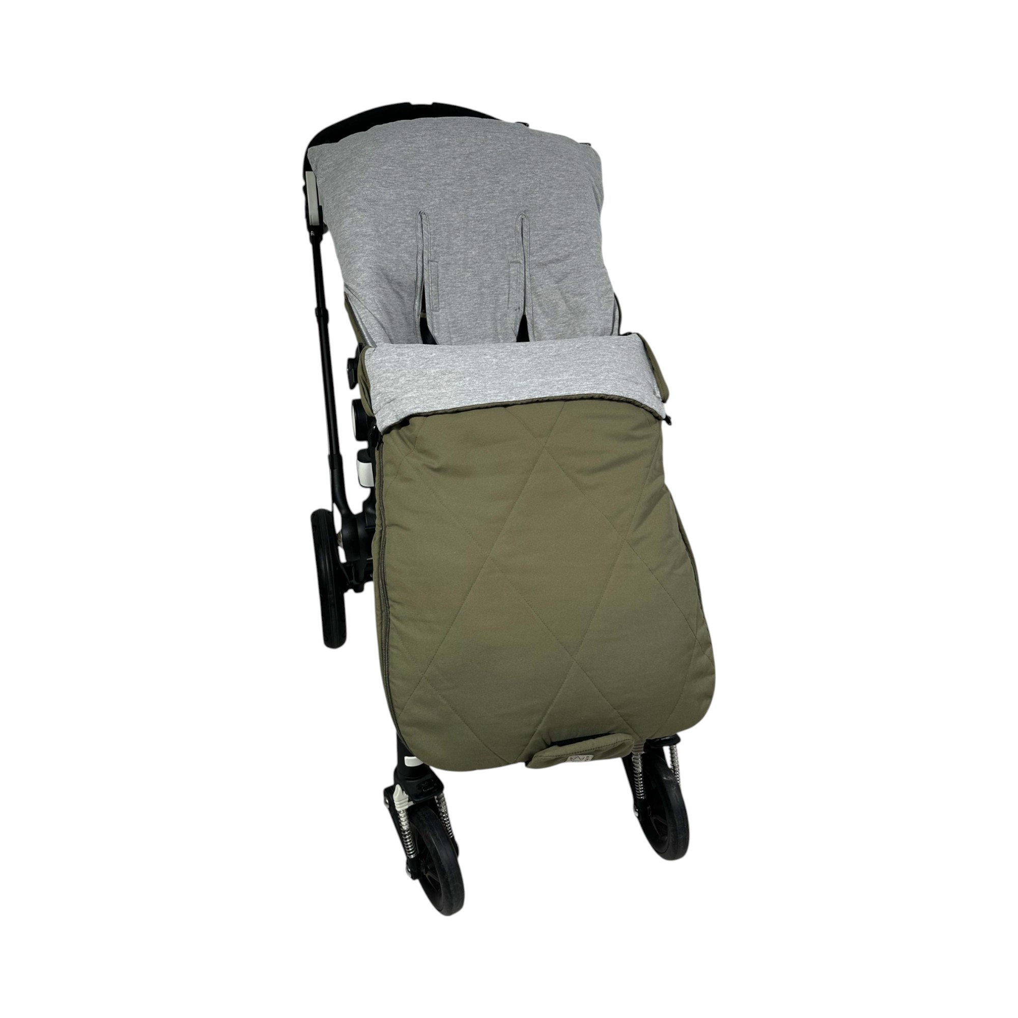 Sommer Fußsack in der Farbe light olive green in einem Kinderwagen eingesetzt