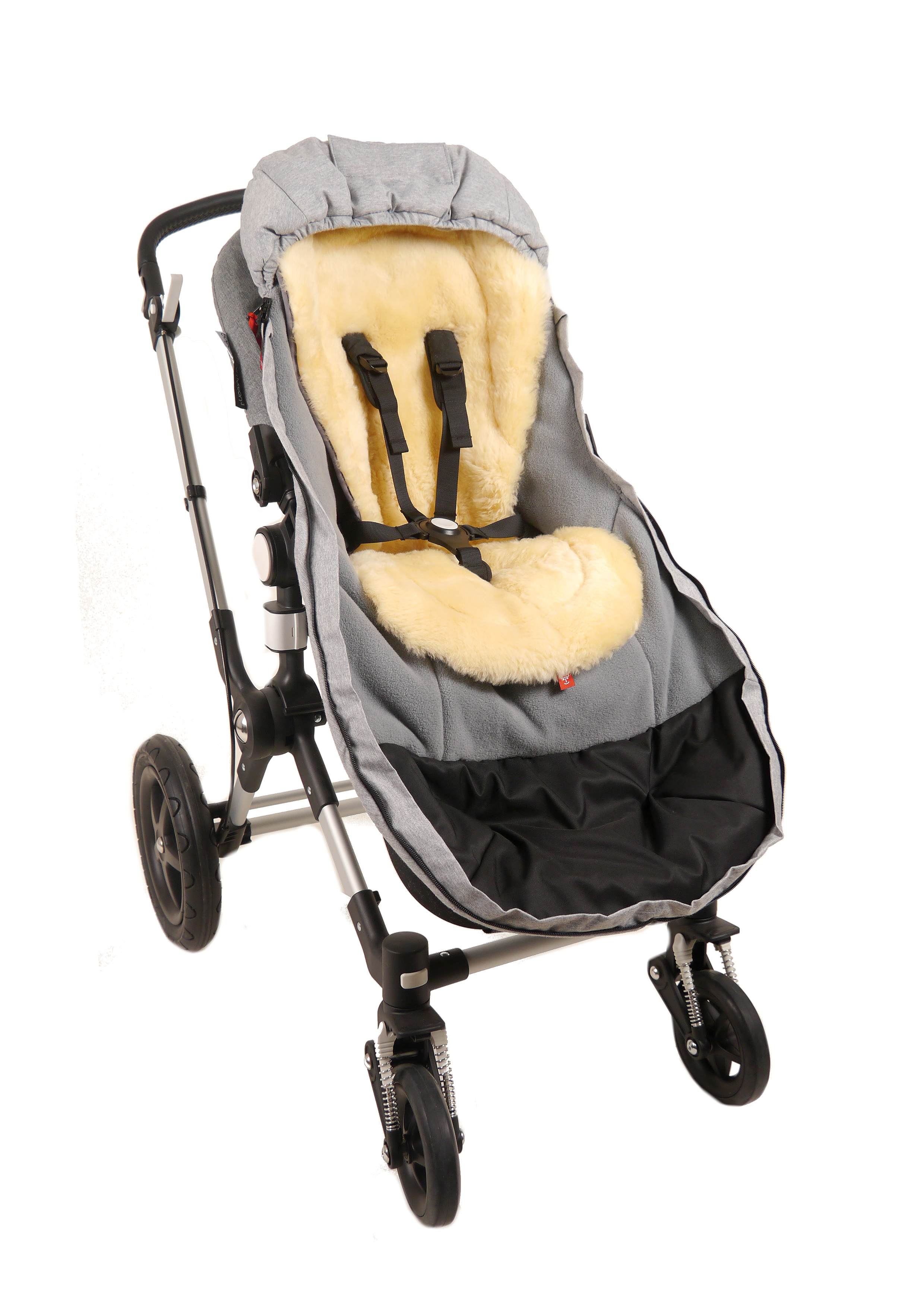 Kinderwagen mit grauem Winterfußsack und Lammfelleinlage, offene Ansicht