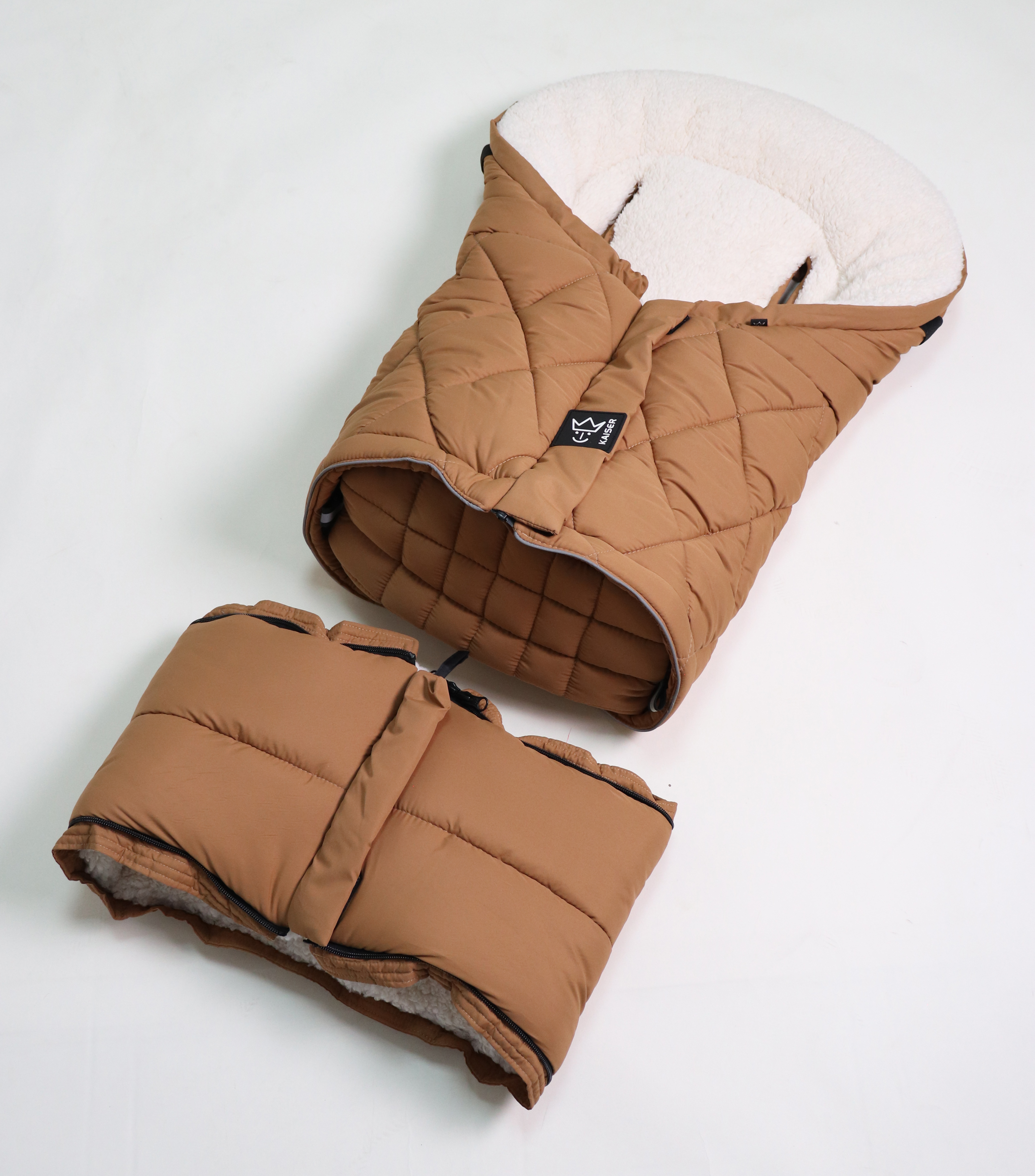 MOONY 2in1, Thermo Universal Fußsack Fußsack mit einem Sherpa-Futter in der Farbe camel und gestepptem Design, geöffnet dargestellt.