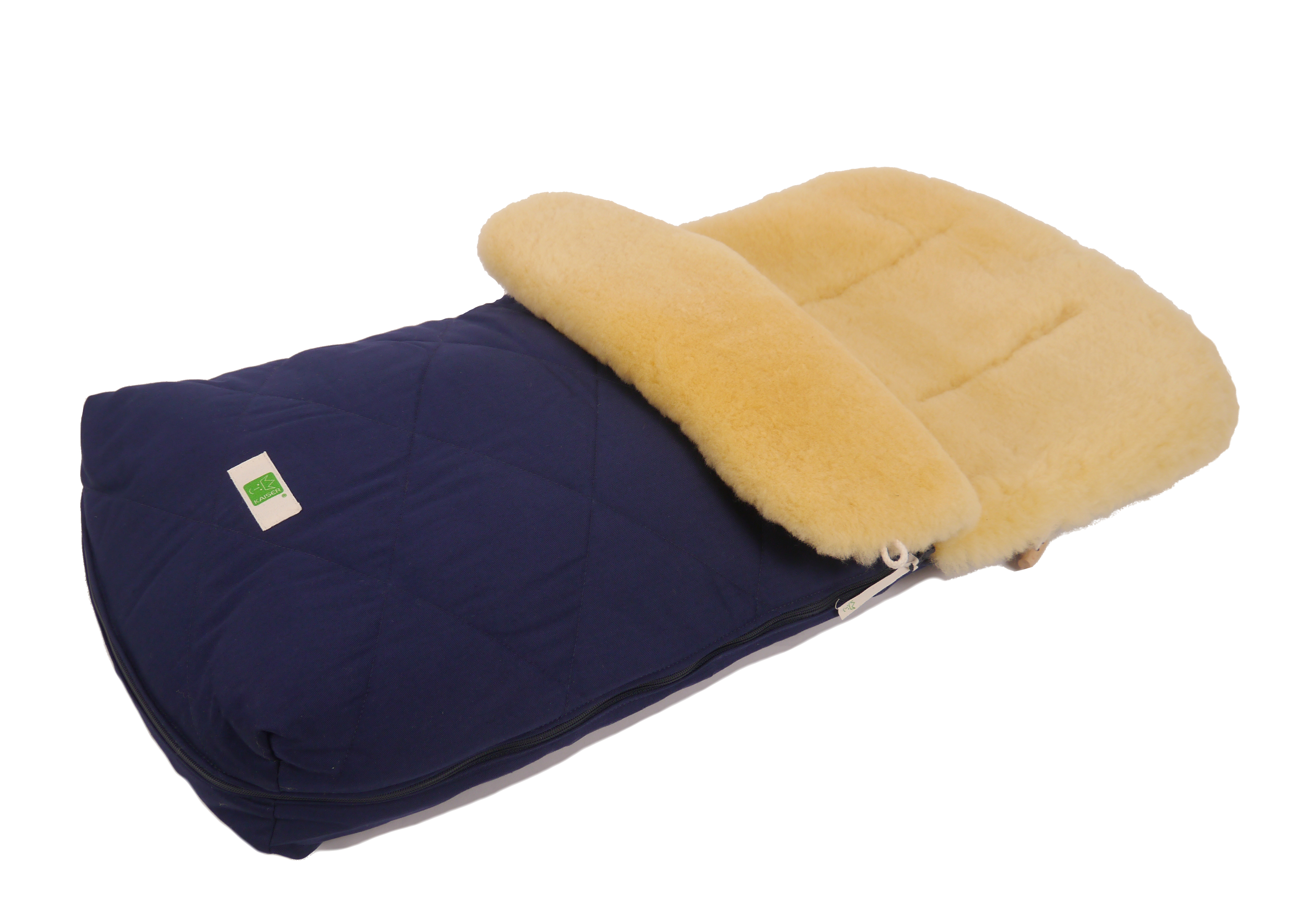 Fußsack mit dem Lammfell-Innenfutter in der Farbe navy liegt quer