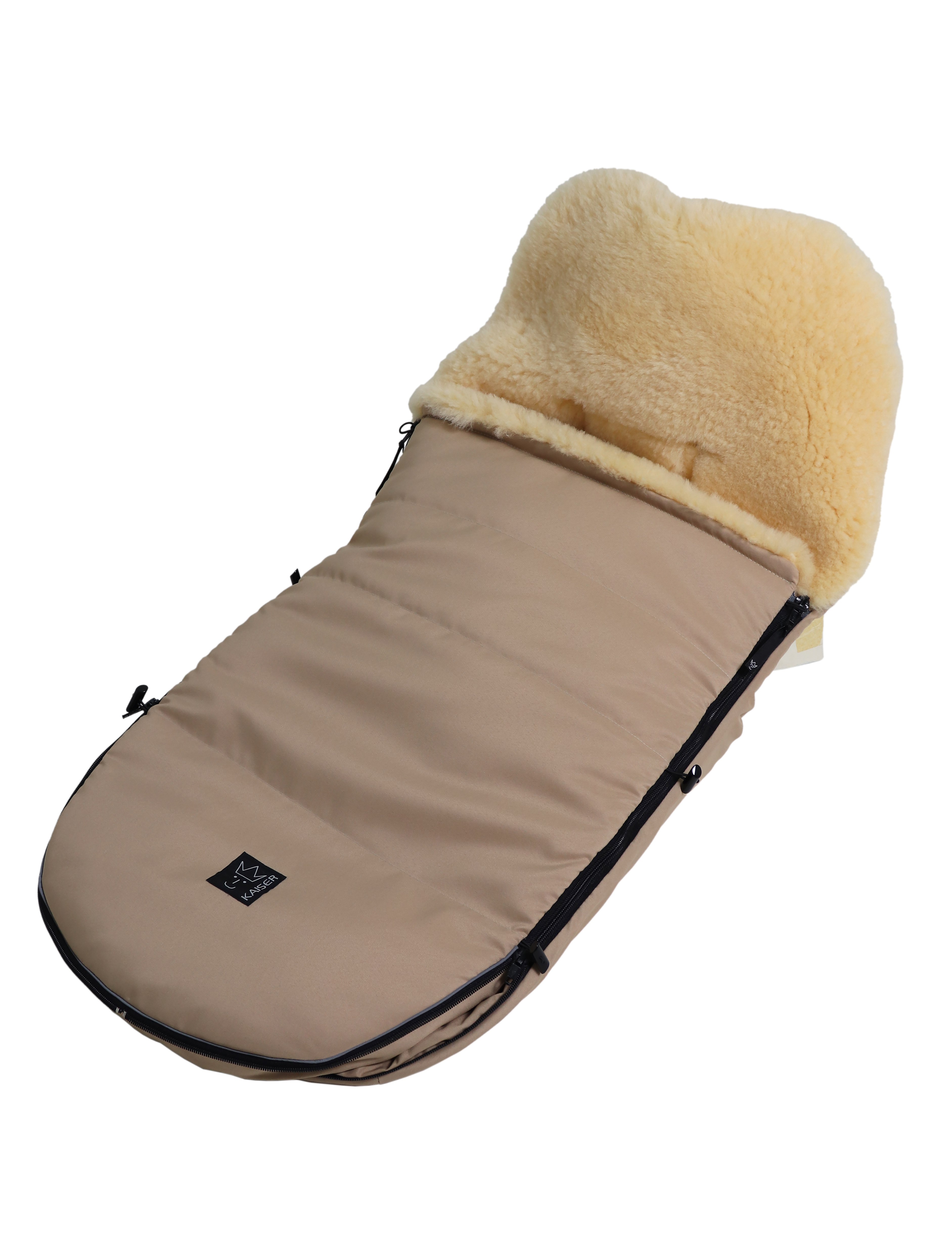 Fußsack mit dem Lammfell-Innenfutter in sand