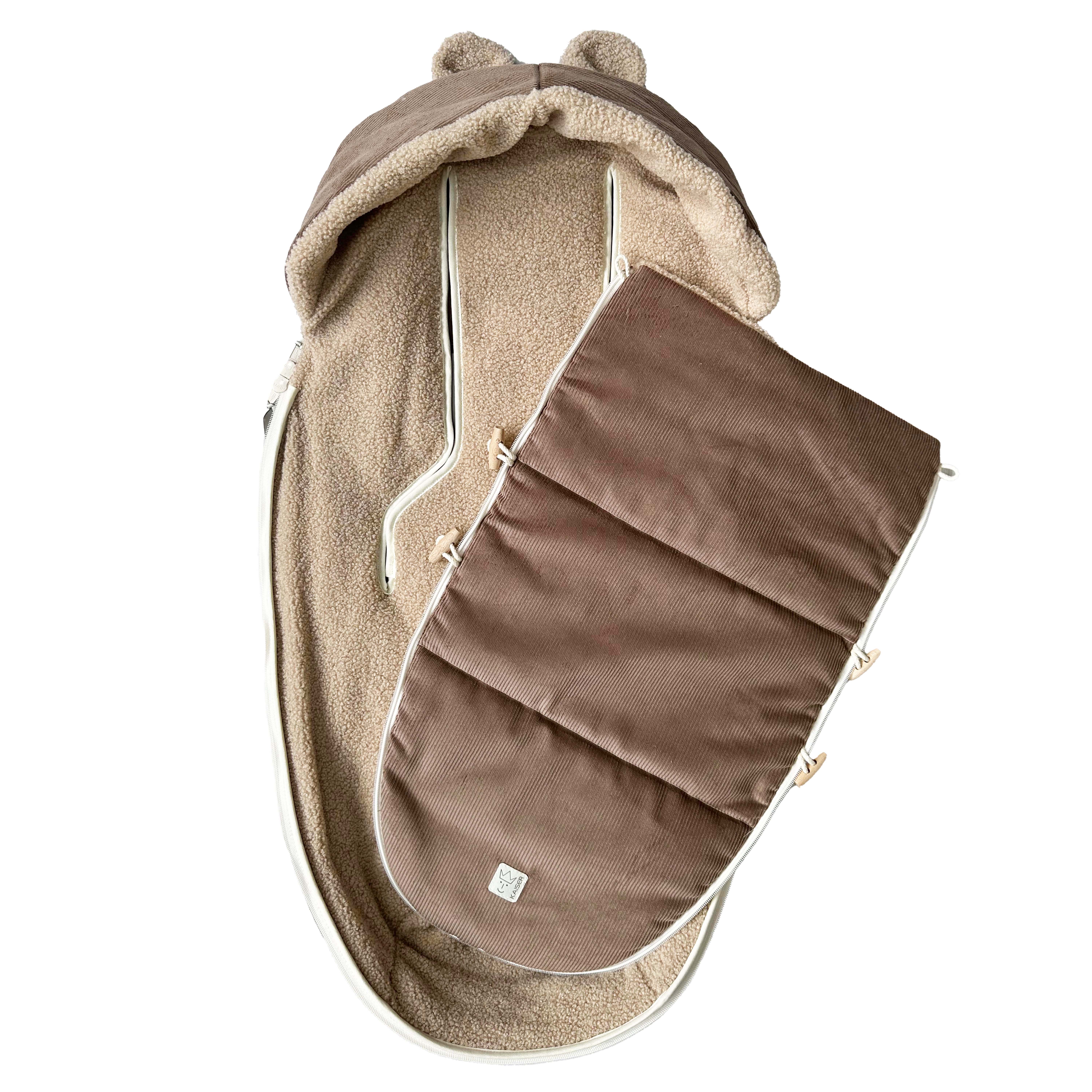 HAU KEA Fußsack in der Farbe caribou seitlich geöffnet und aufgeklappt