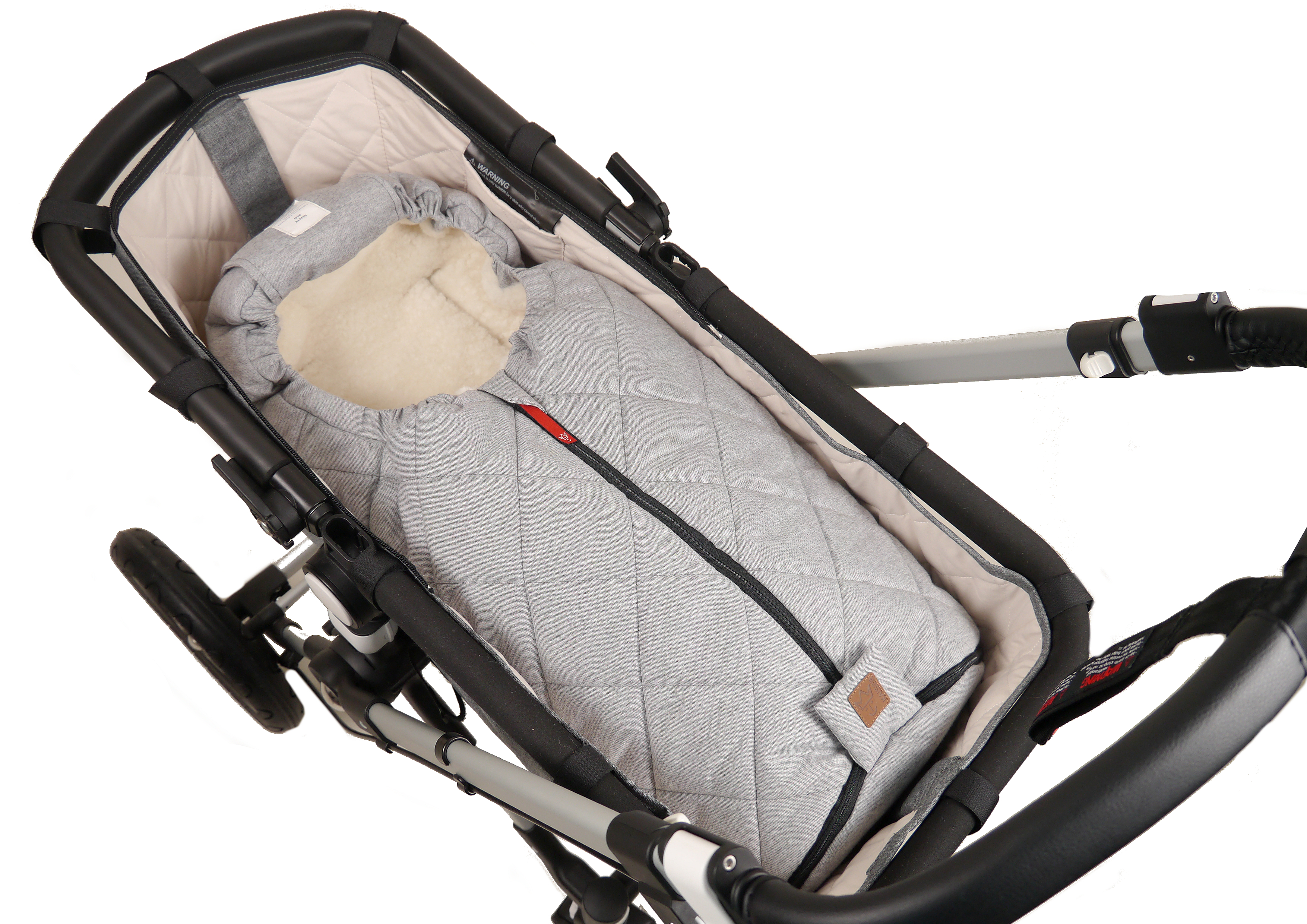 BELLA for Bugaboo und Joolz Babyschalen Fußsack BELLA in hellgrau im Kinderwagen montiert, zeigt warmes Fleece-Innenfutter