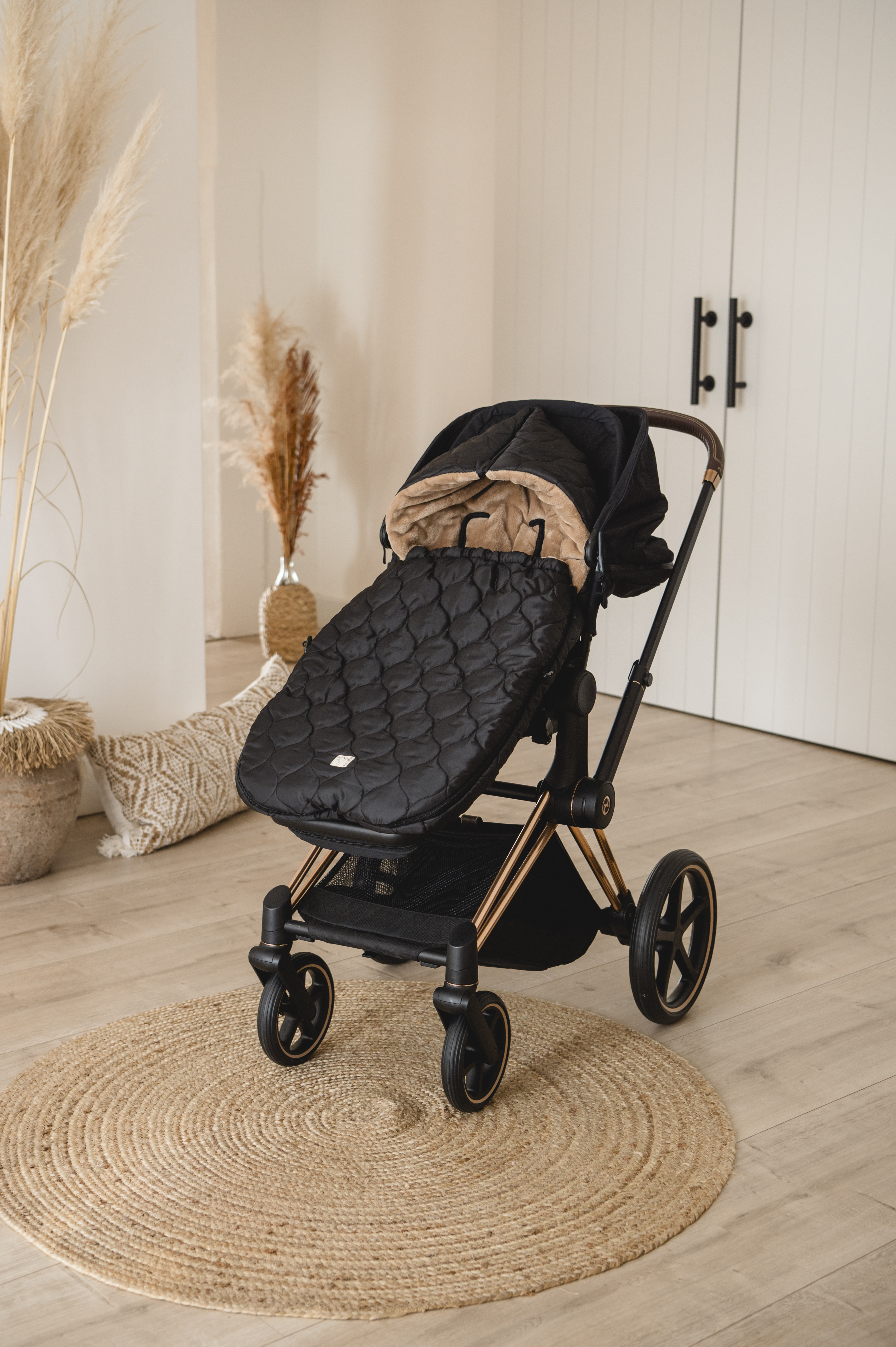 Fußsack in der Farbe black-light-brown in einem Kinderwagen eingesetzt
