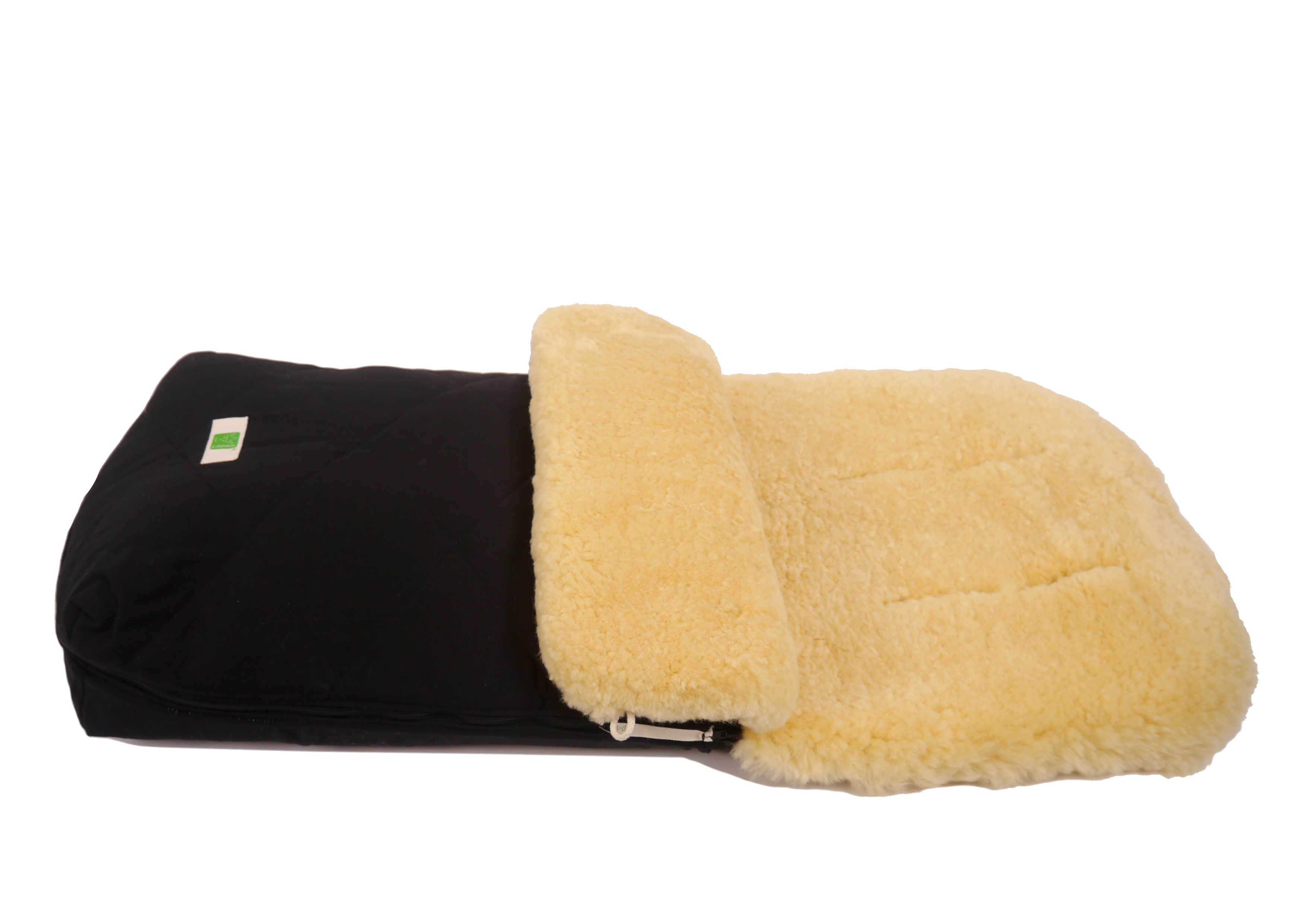 Fußsack mit dem Lammfell-Innenfutter in der Farbe black liegt horizontal