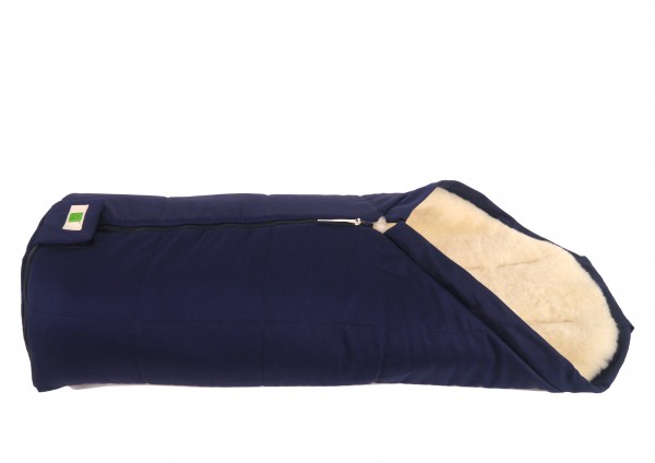 Winterfußsack in der Farbe navy für Kinderwagen mit Lammfell liegt horizontal