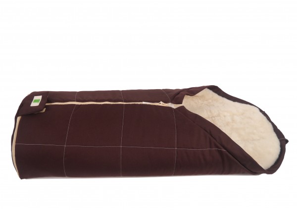 Winterfußsack in der Farbe braun für Kinderwagen mit Lammfell liegt horizontal