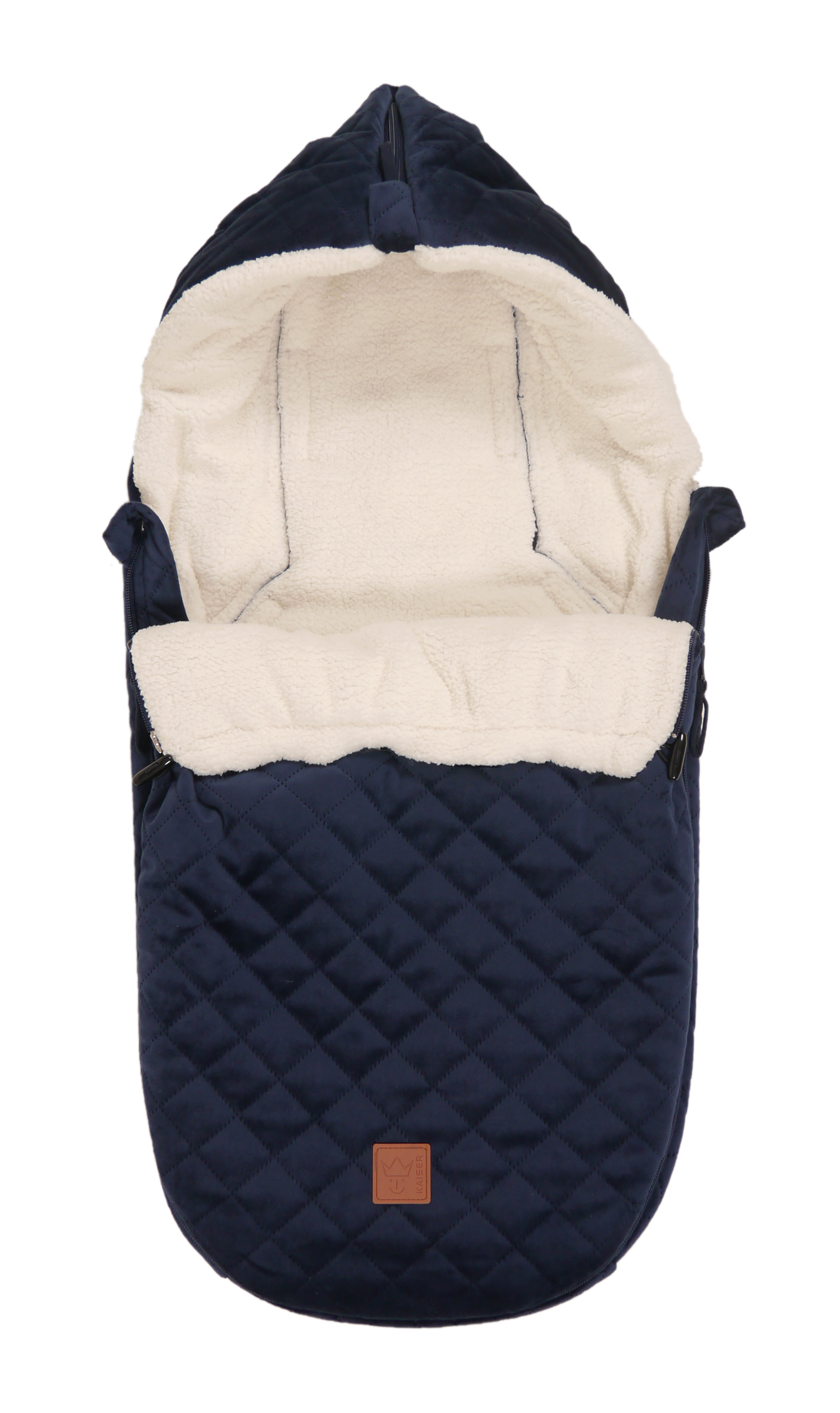 Babyfußsack mit umgeschlagener Decke – kuscheliges Fleece innen, außen navy gesteppt.