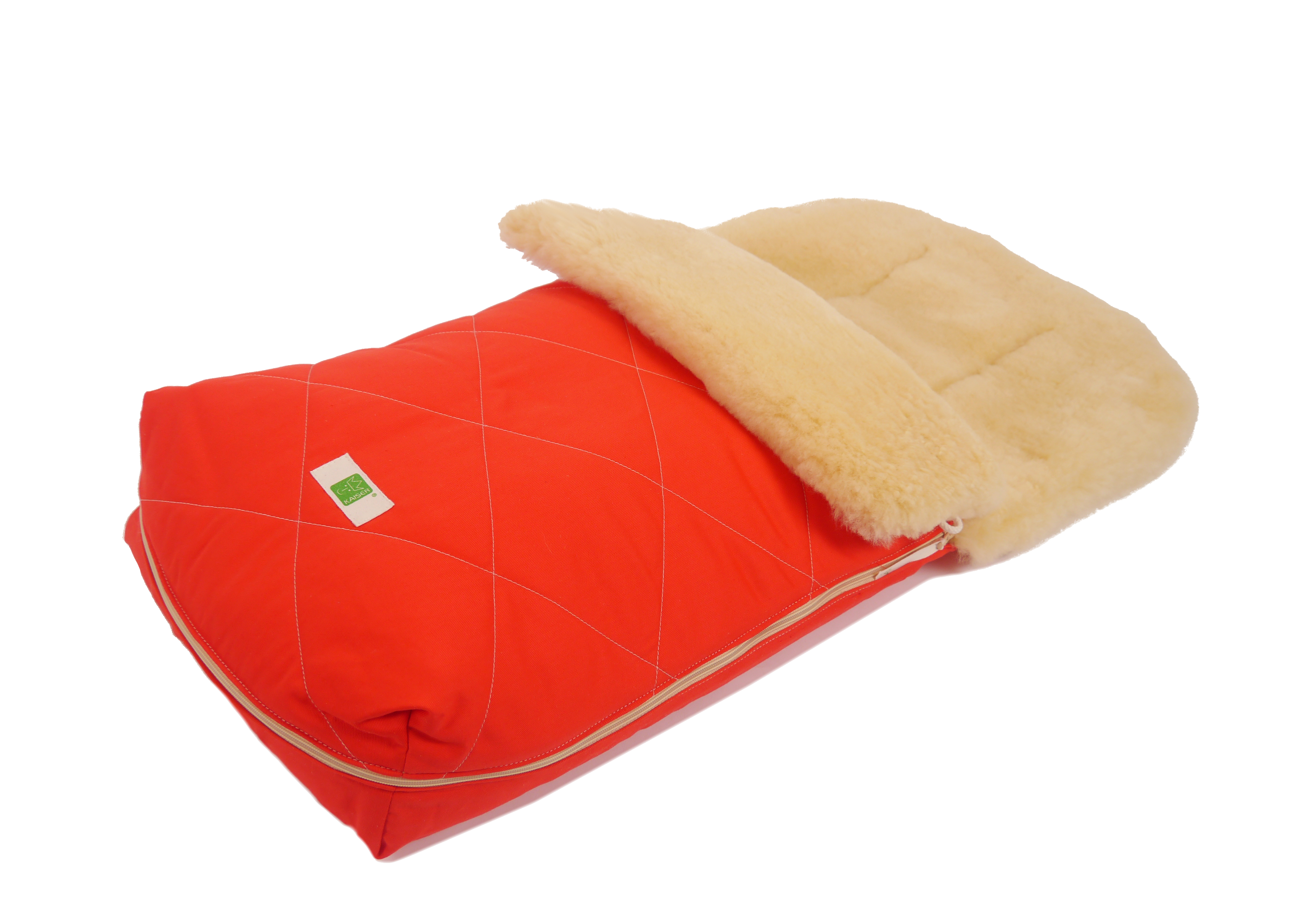 Fußsack mit dem Lammfell-Innenfutter in der Farbe red liegt quer