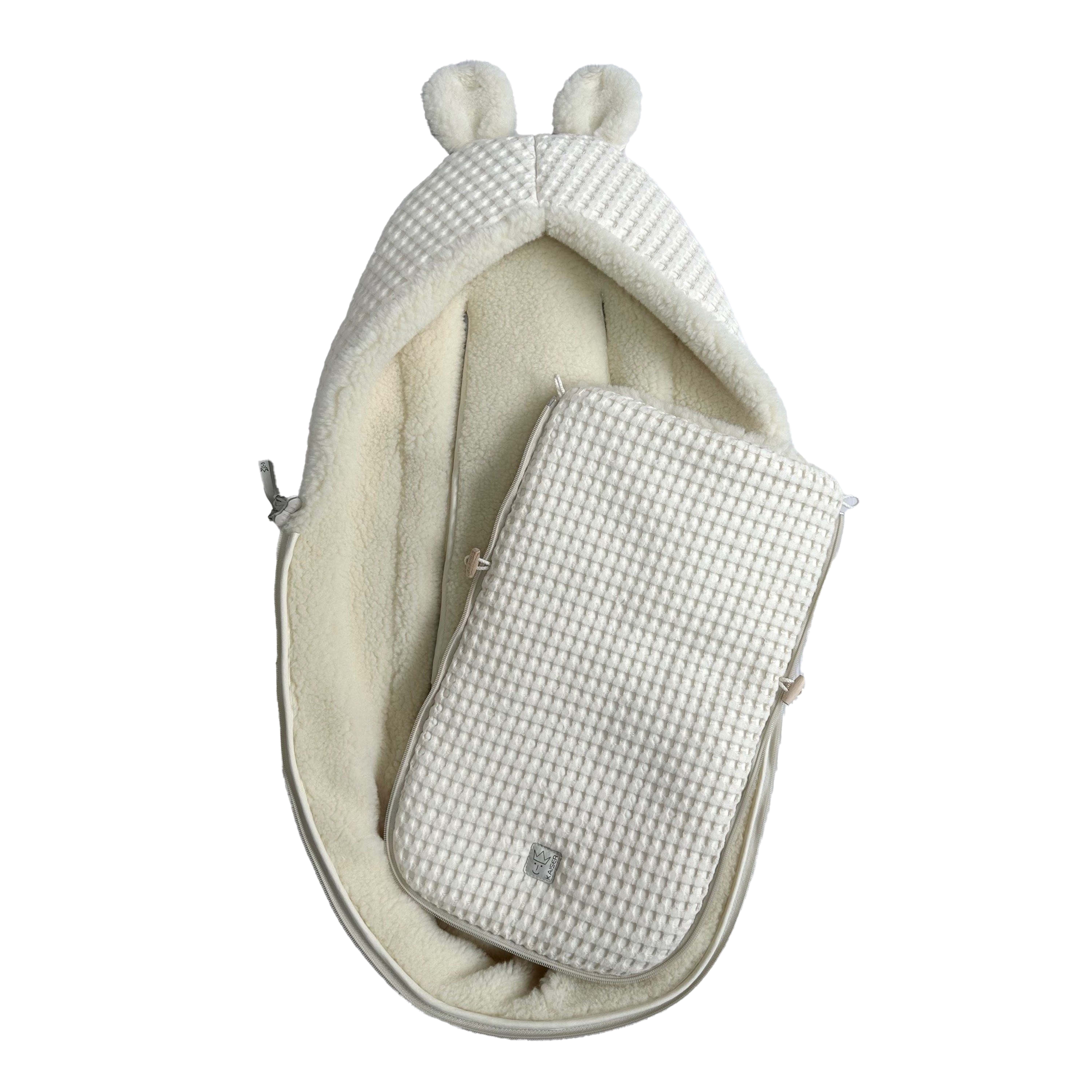Geöffneter KUSCHELL S Babyschalen Fußsack ecru mit Ohren und Fleece-Innenfutter