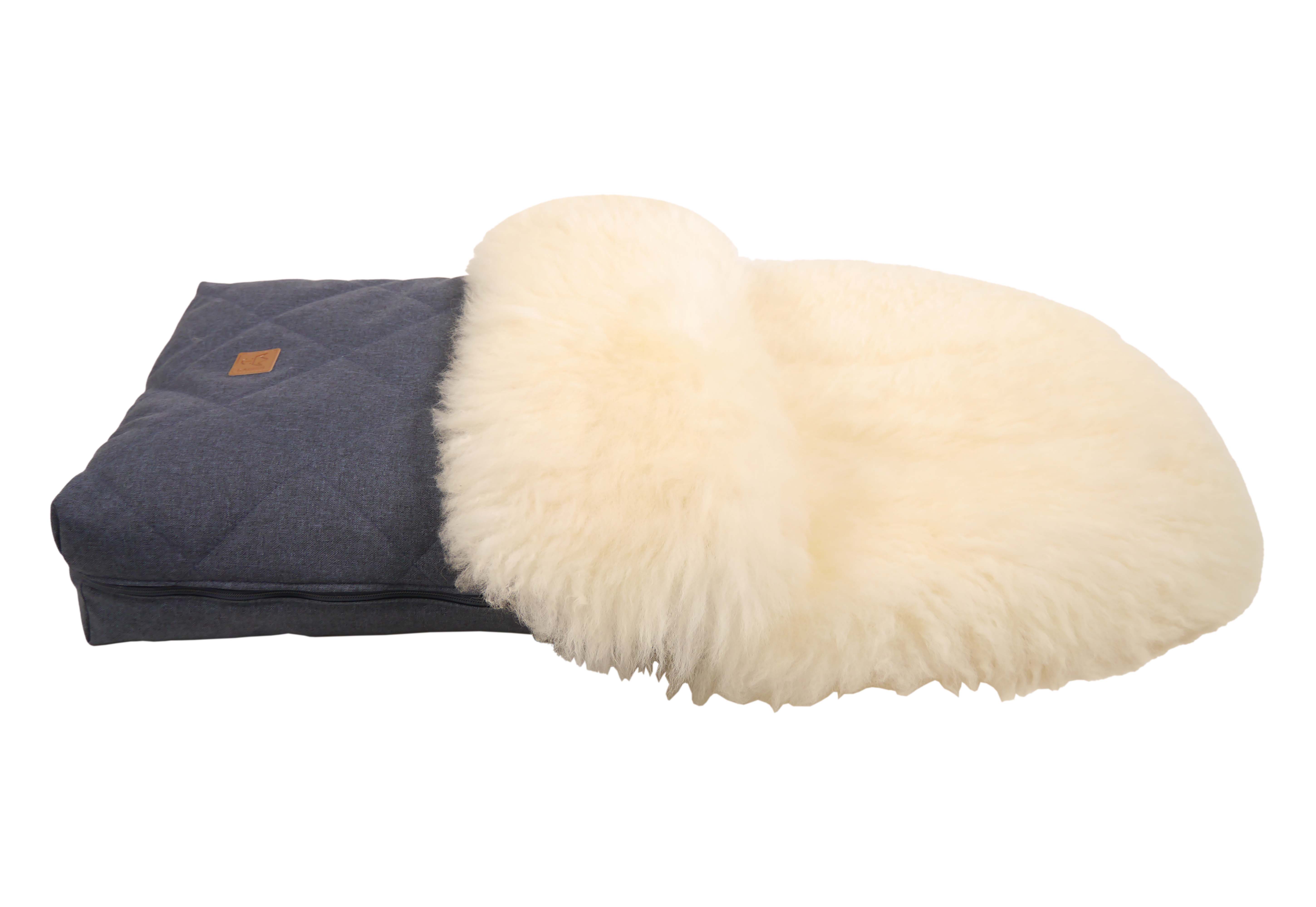 Fußsack mit dem Lammfell-Innenfutter in der Farbe navy melange liegt horizontal