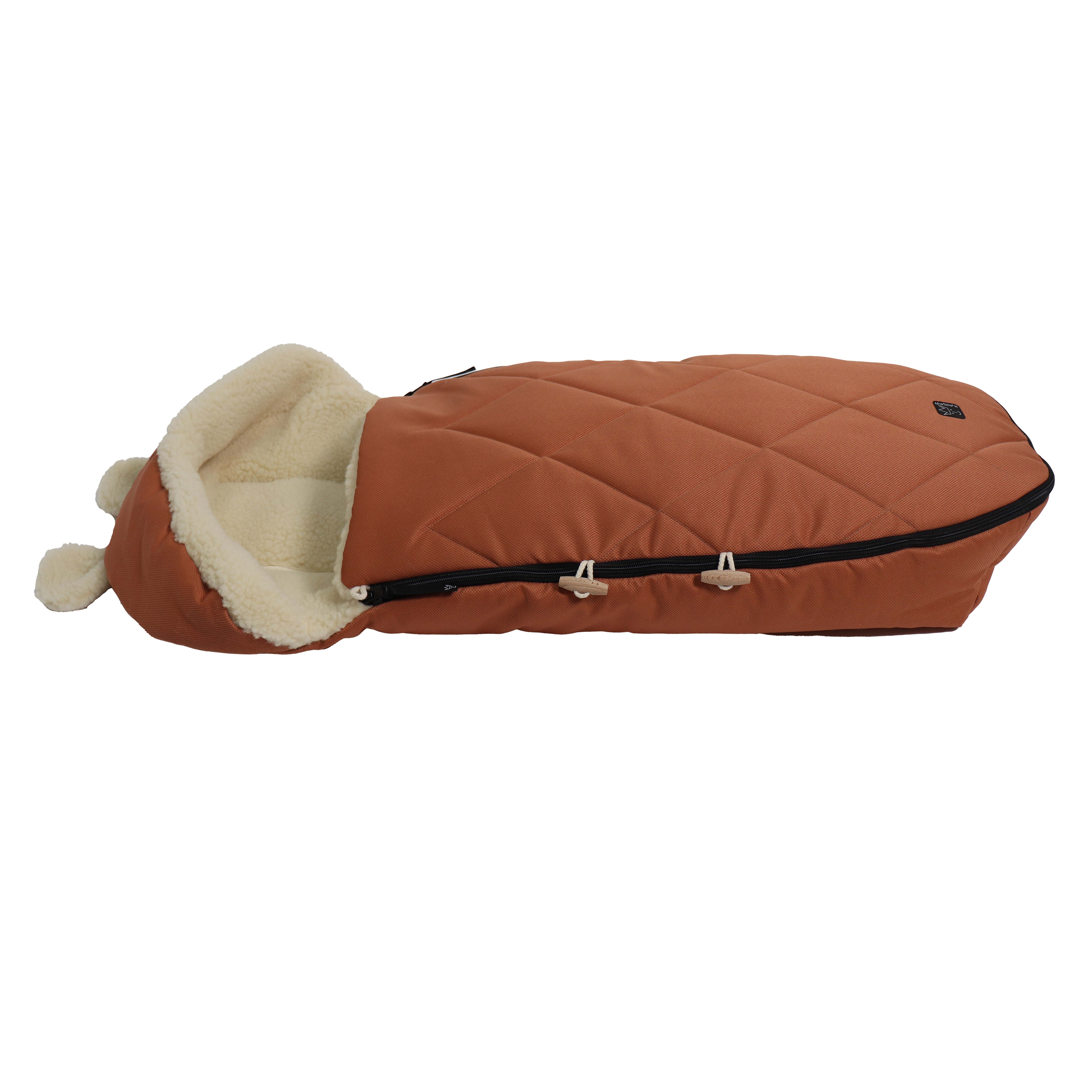 Fußsack in coral gold mit Schafwolle-Innenfutter liegt horizontal