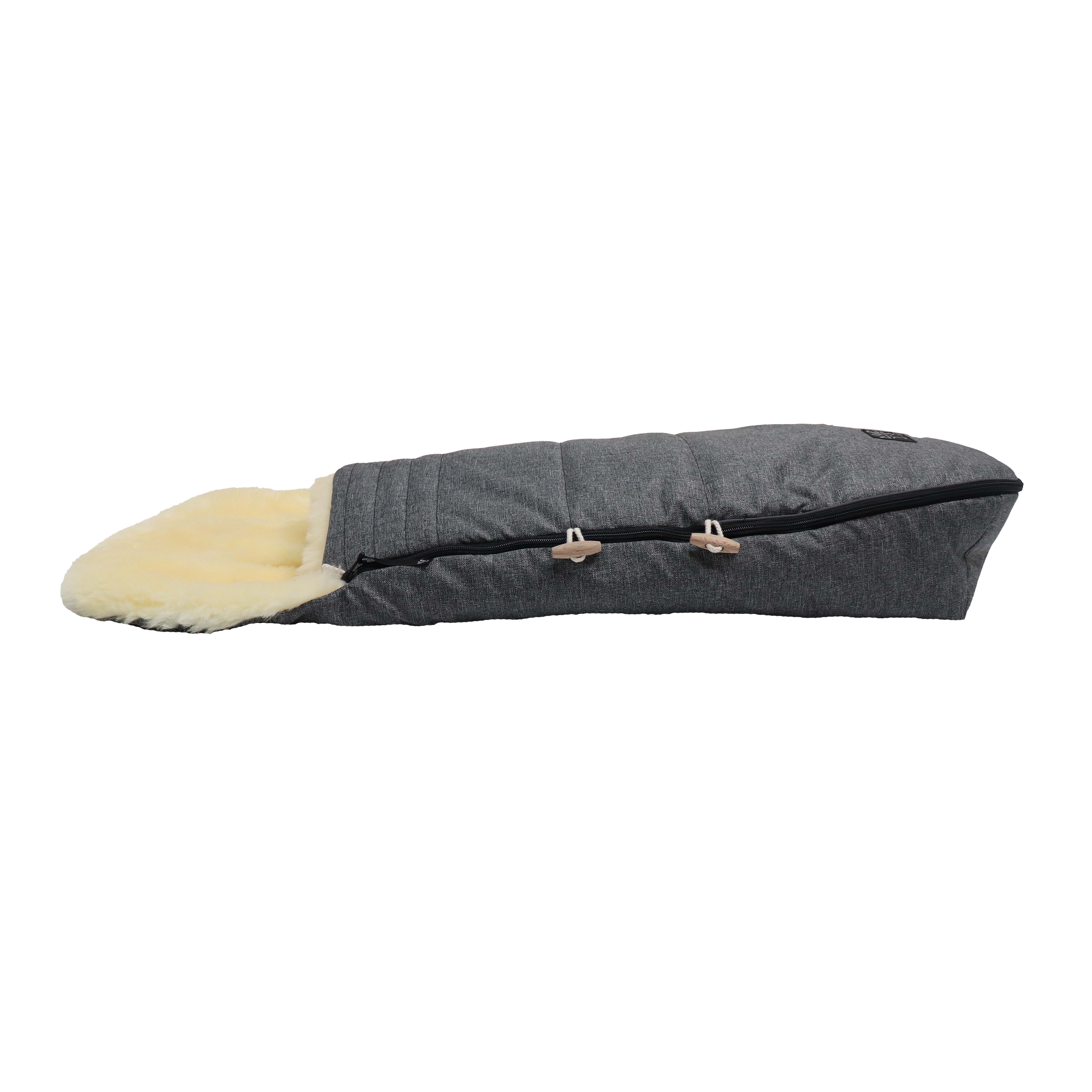 Fußsack mit dem Lammfell-Innenfutter in anthrazit liegt horizontal