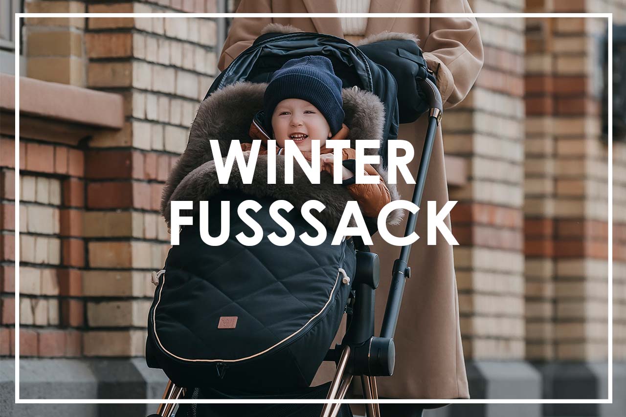 Baby mit Mütze im Winter Fusssack Kinderwagen