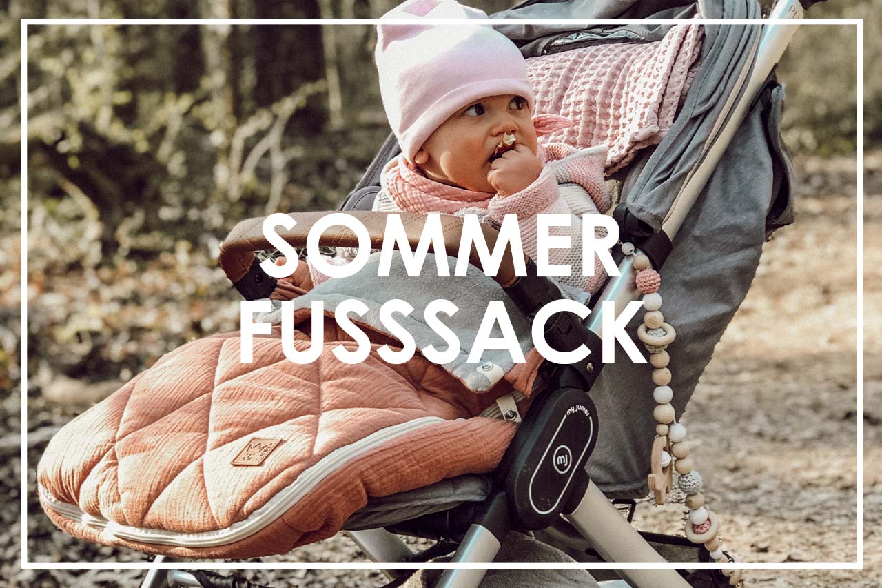 Baby mit Mütze im Sommer Fusssack Kinderwagen